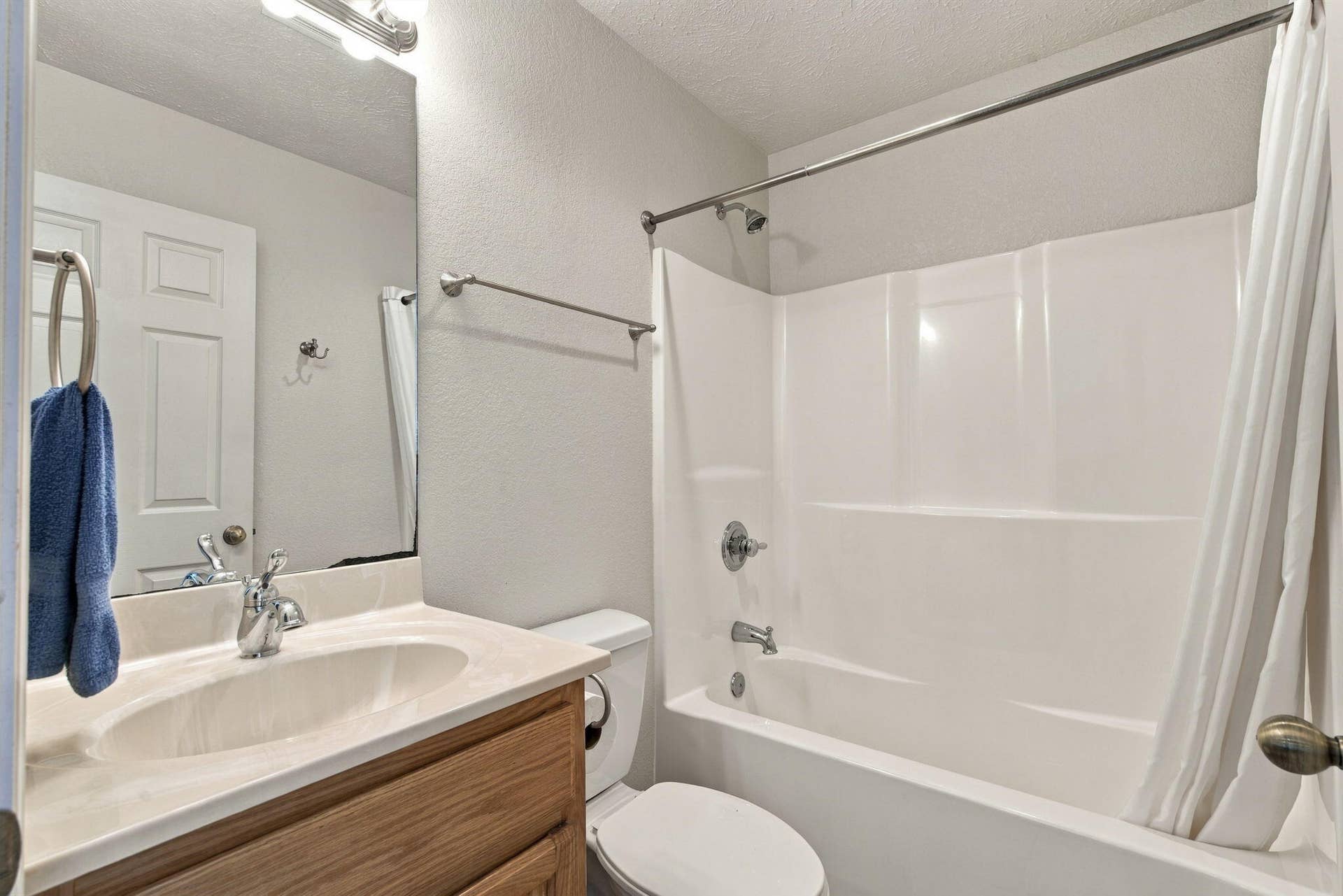423 & 425 Eagle Drive, Reeds Spring, MO 65737 Unit 22 Bathroom 2