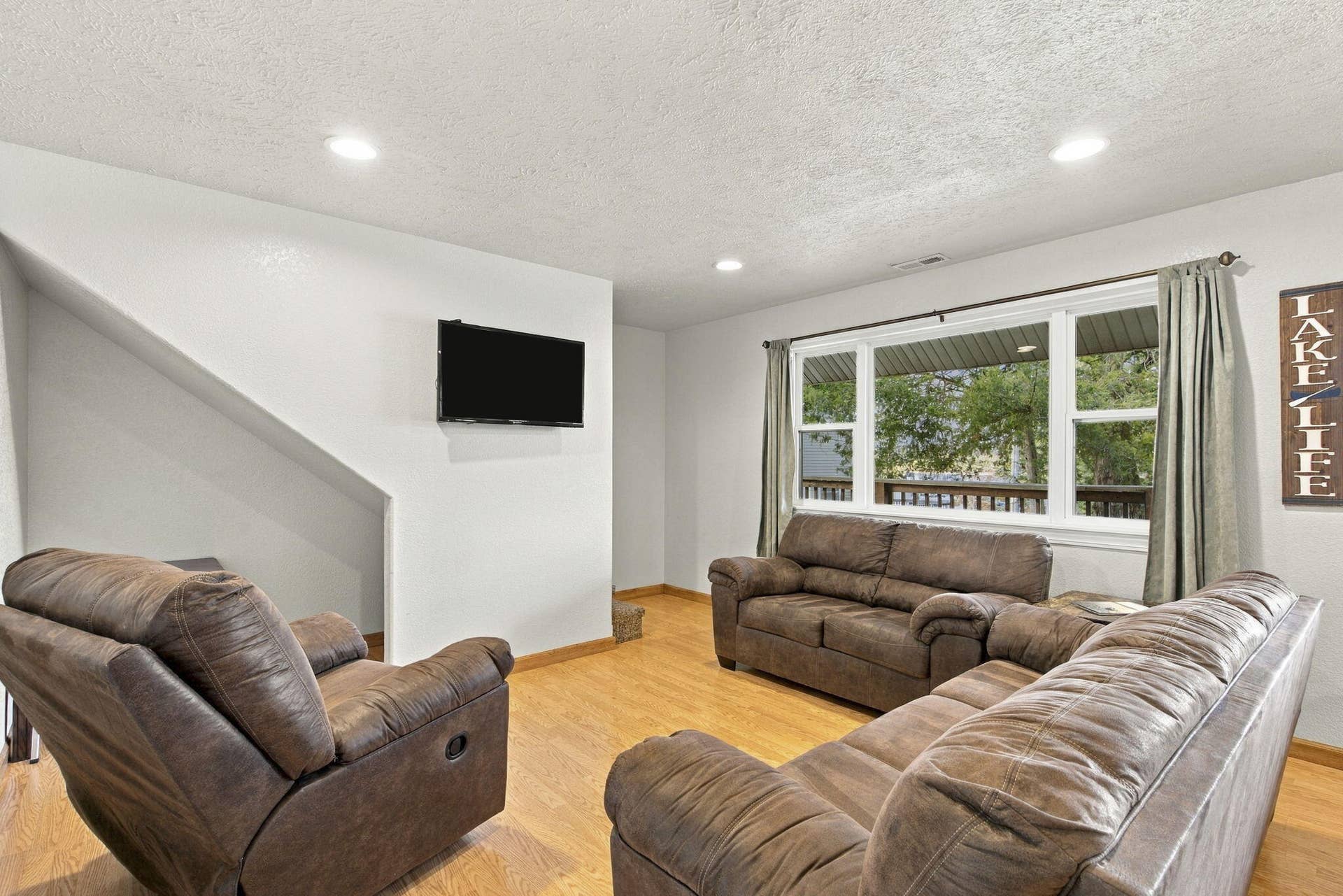 423 Eagle Drive, Reeds Spring, MO 65737 Living Area