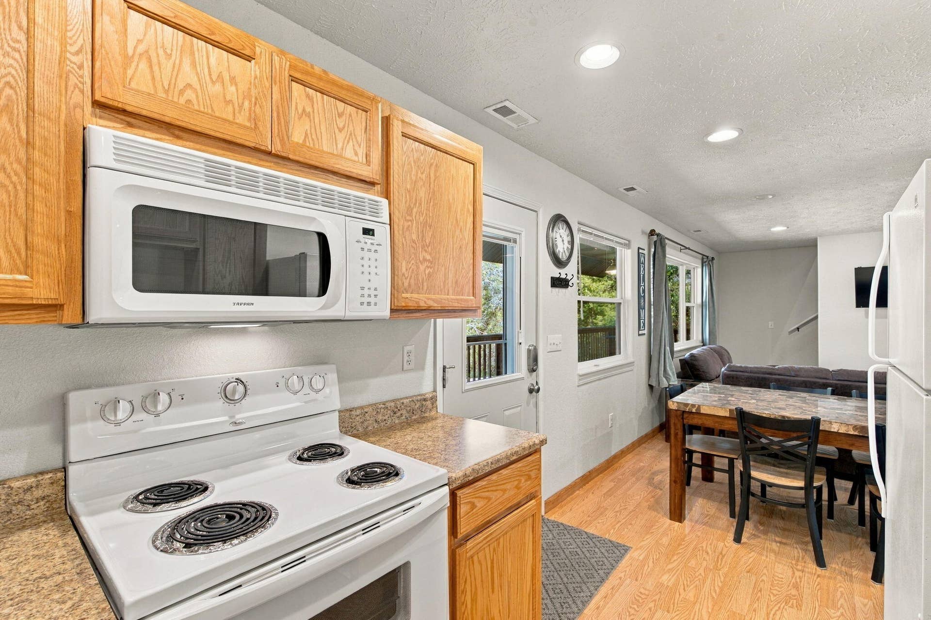 425 Eagle Drive, Reeds Spring, MO 65737 Kitchen/Dining