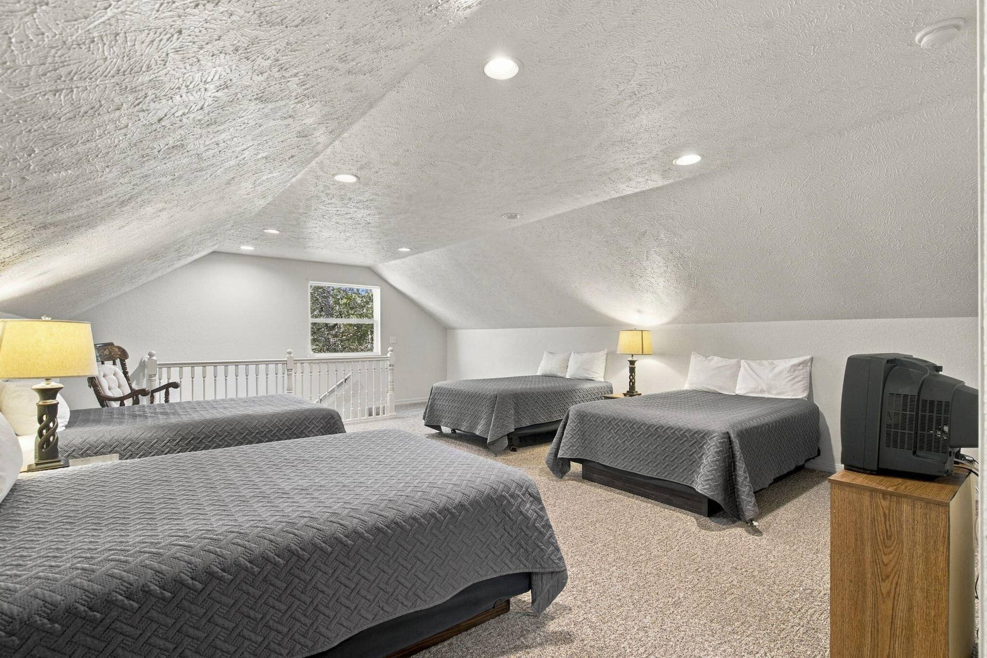 425 Eagle Drive, Reeds Spring, MO 65737 Large Open Space