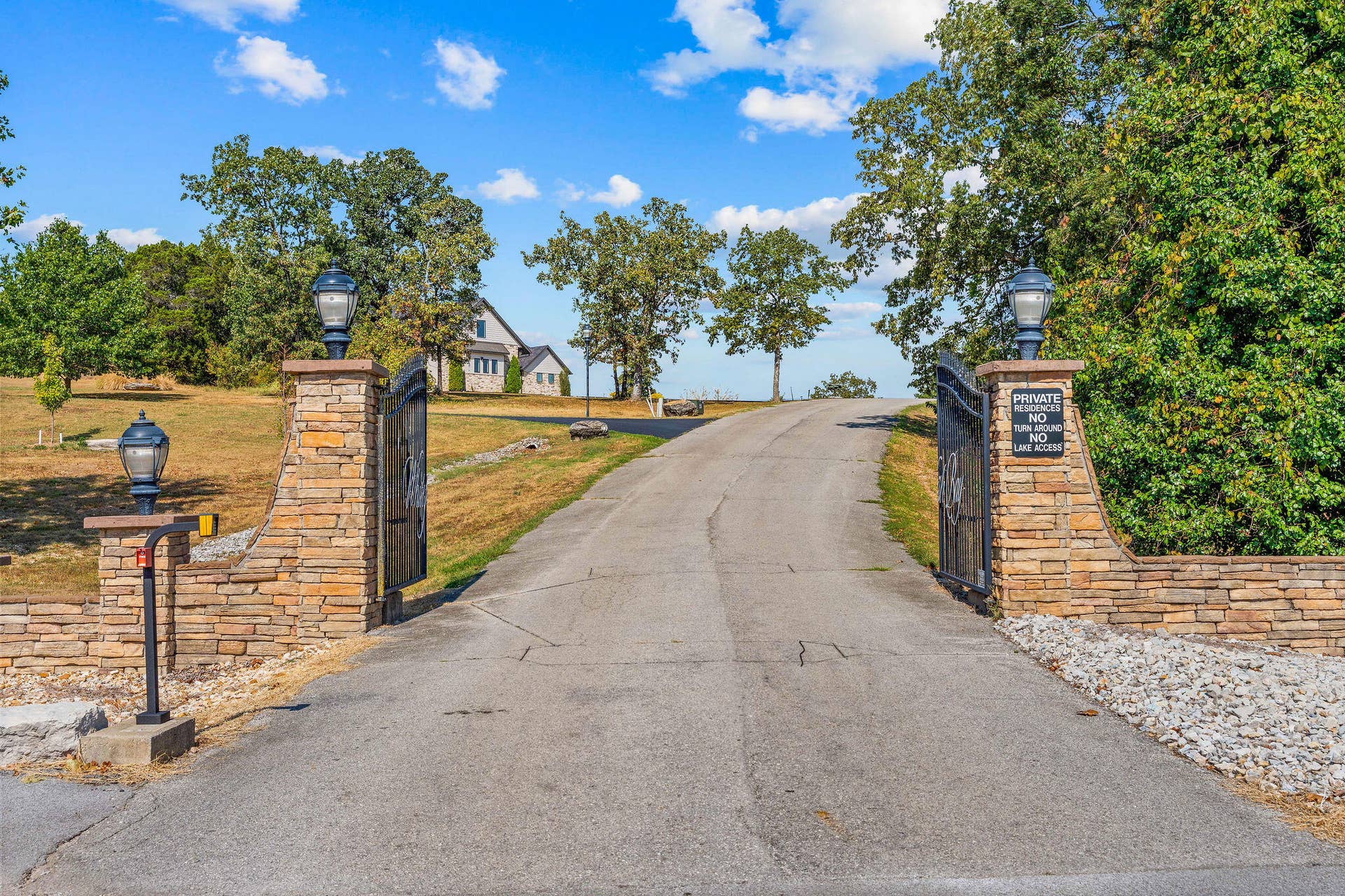 253 Whitefish Bay, Kimberling City, MO 65686 Established Neighborhood