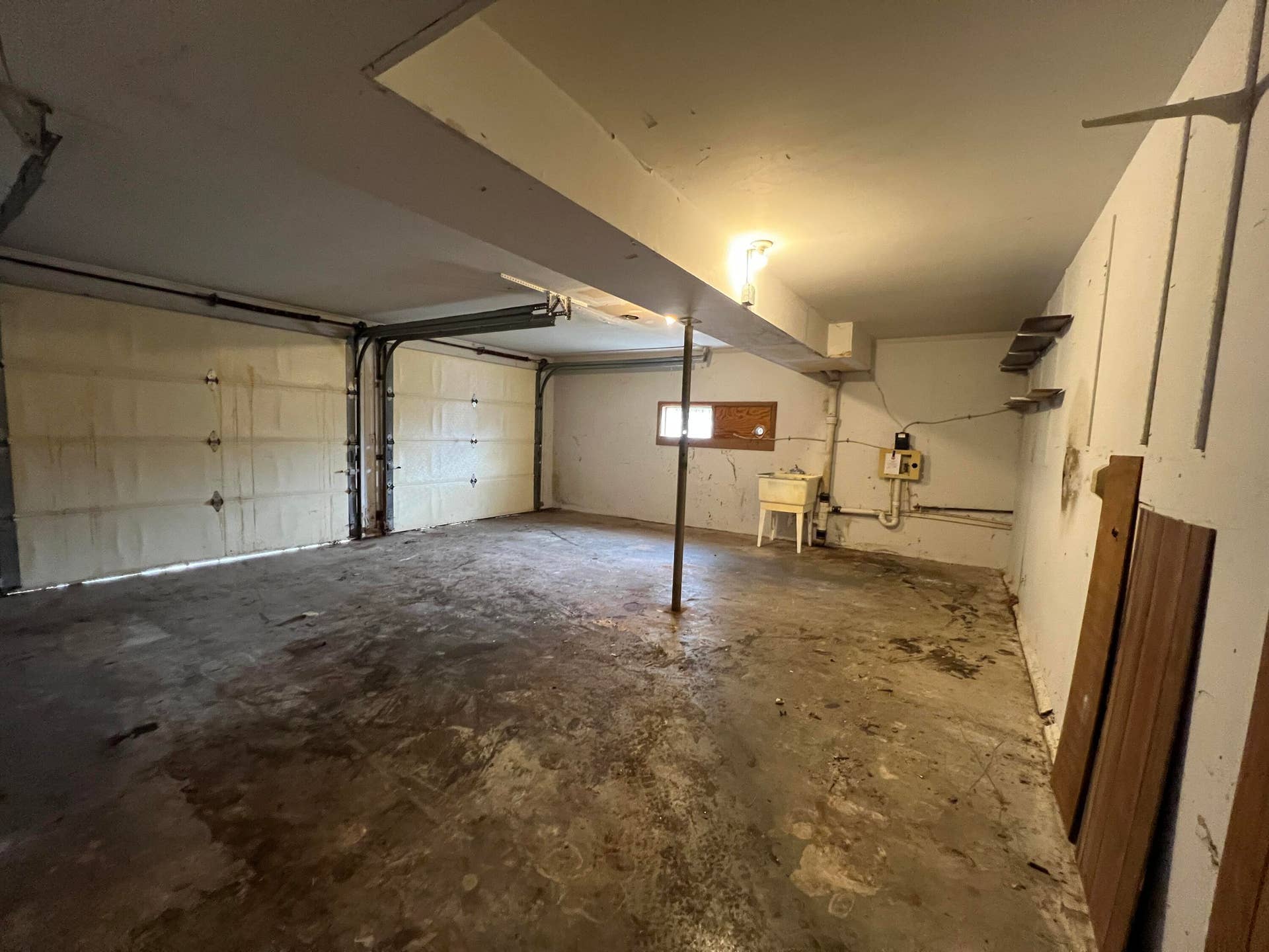 2918 E Clovis Circle, Springfield, MO 65804 Garage