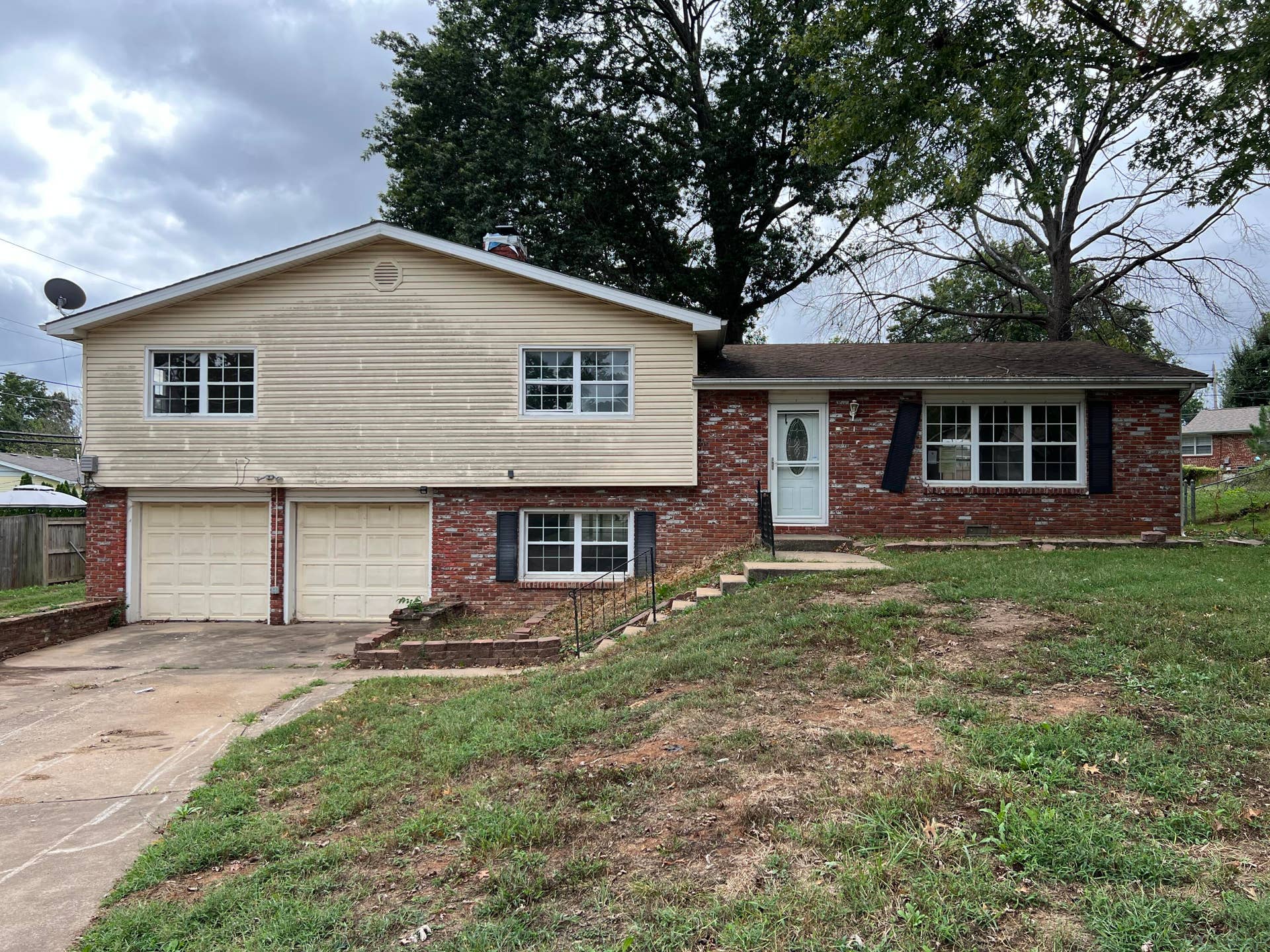 2918 E Clovis Circle, Springfield, MO 65804 Front
