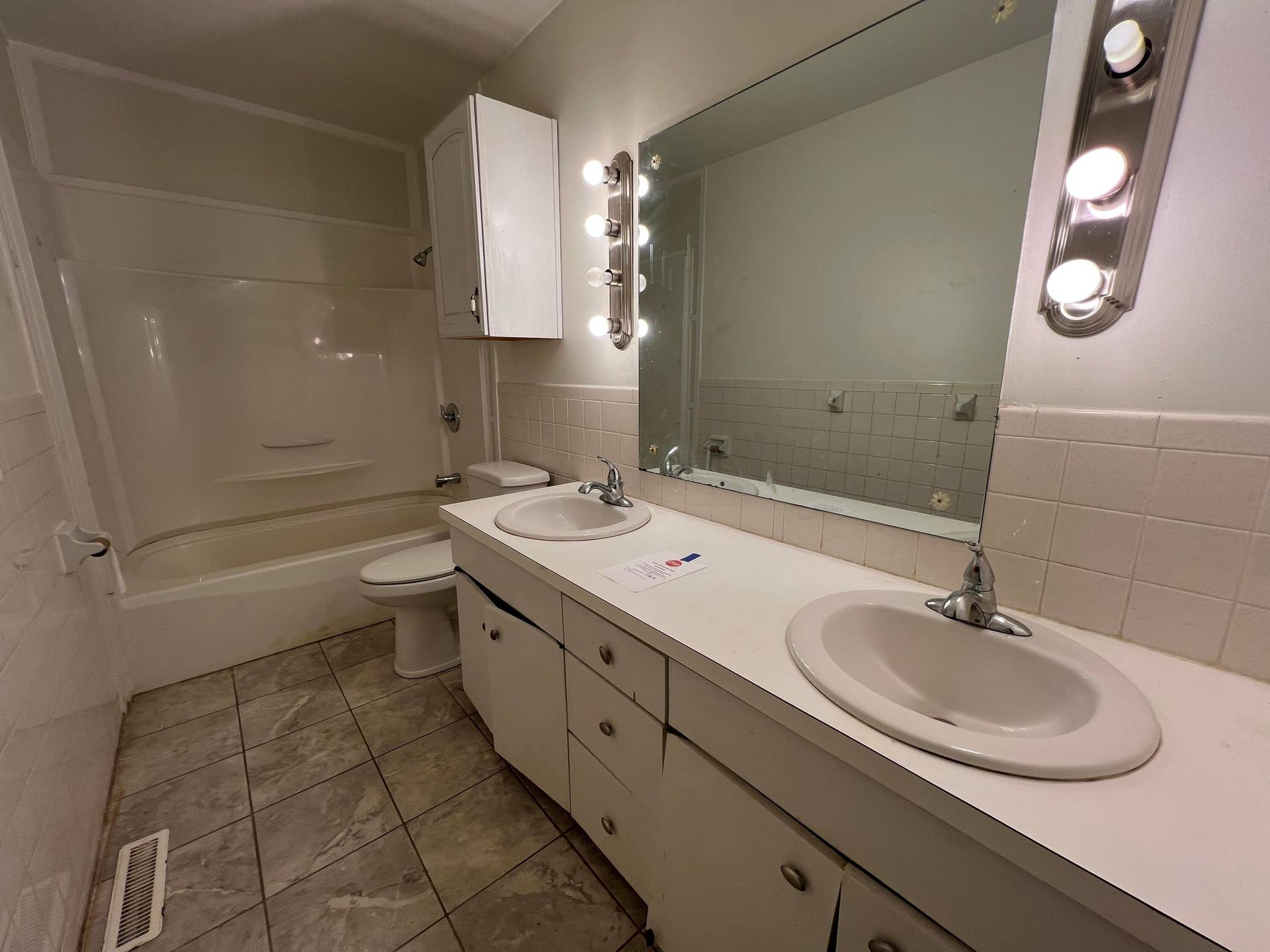 2918 E Clovis Circle, Springfield, MO 65804 Hall Bathroom