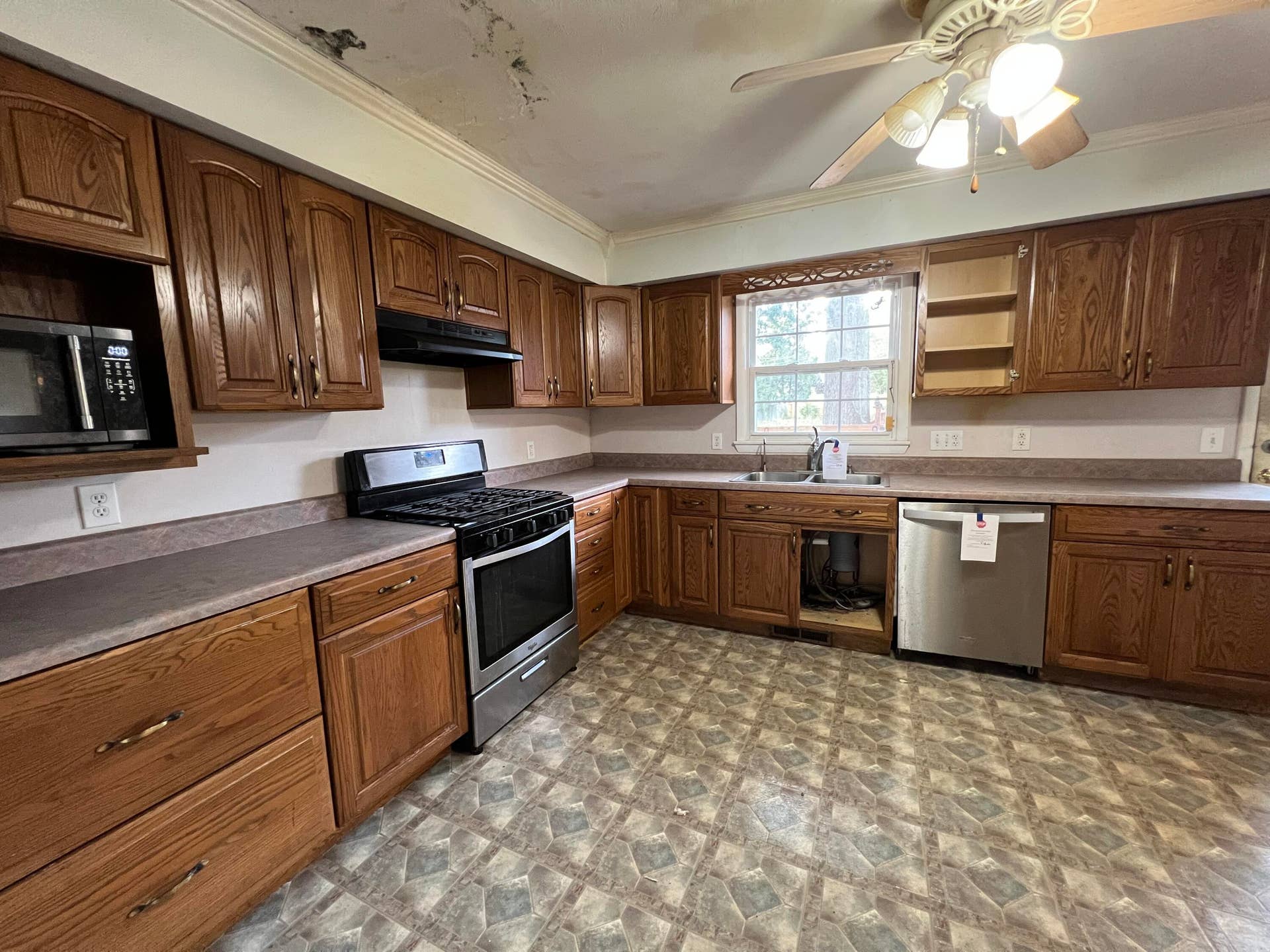 2918 E Clovis Circle, Springfield, MO 65804 Kitchen