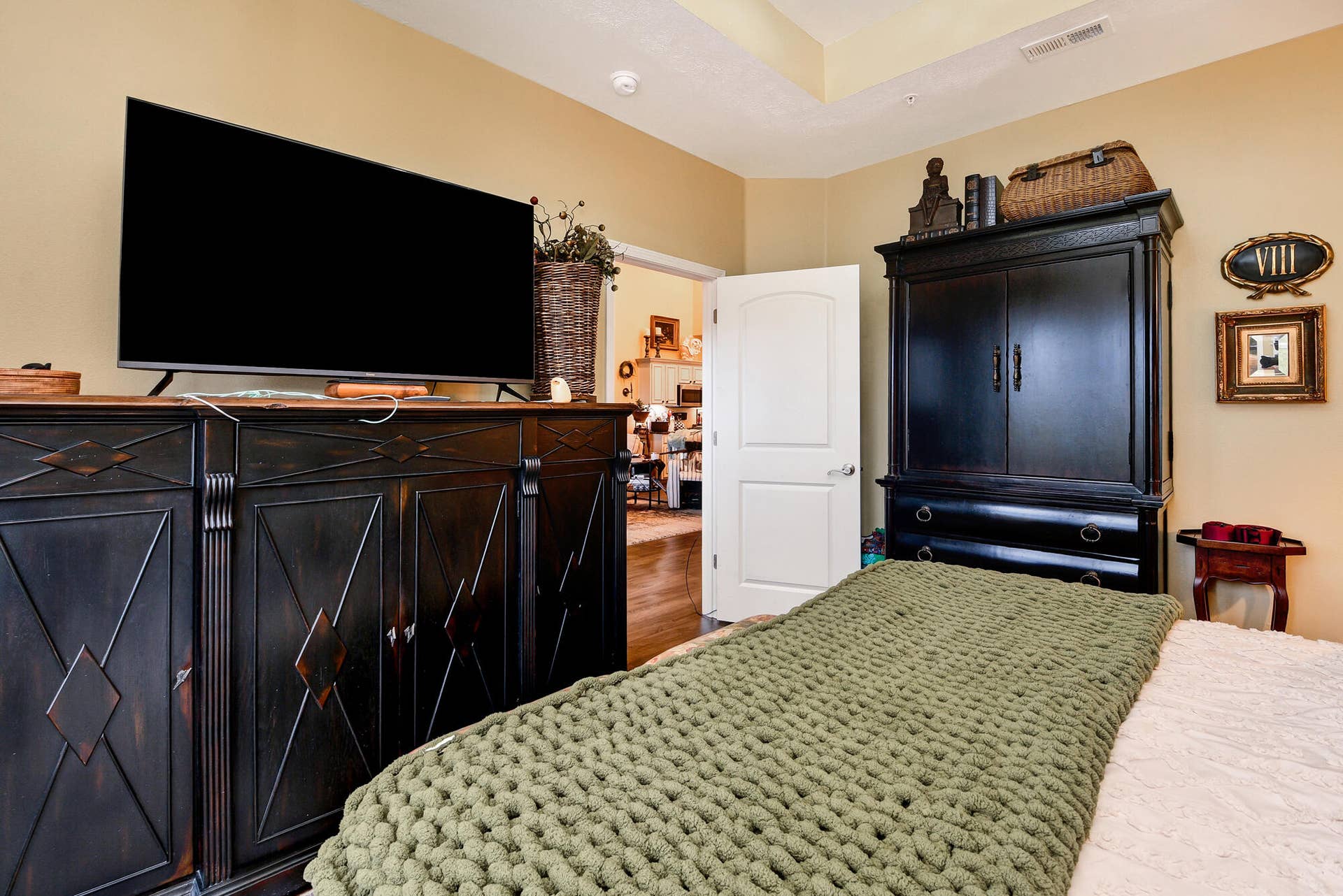 103 N Tuscany Hollister Spacious Bedroom
