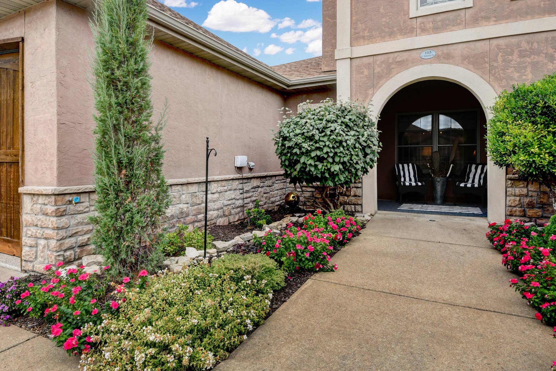 103 N Tuscany Dr Hollister Flower Bed