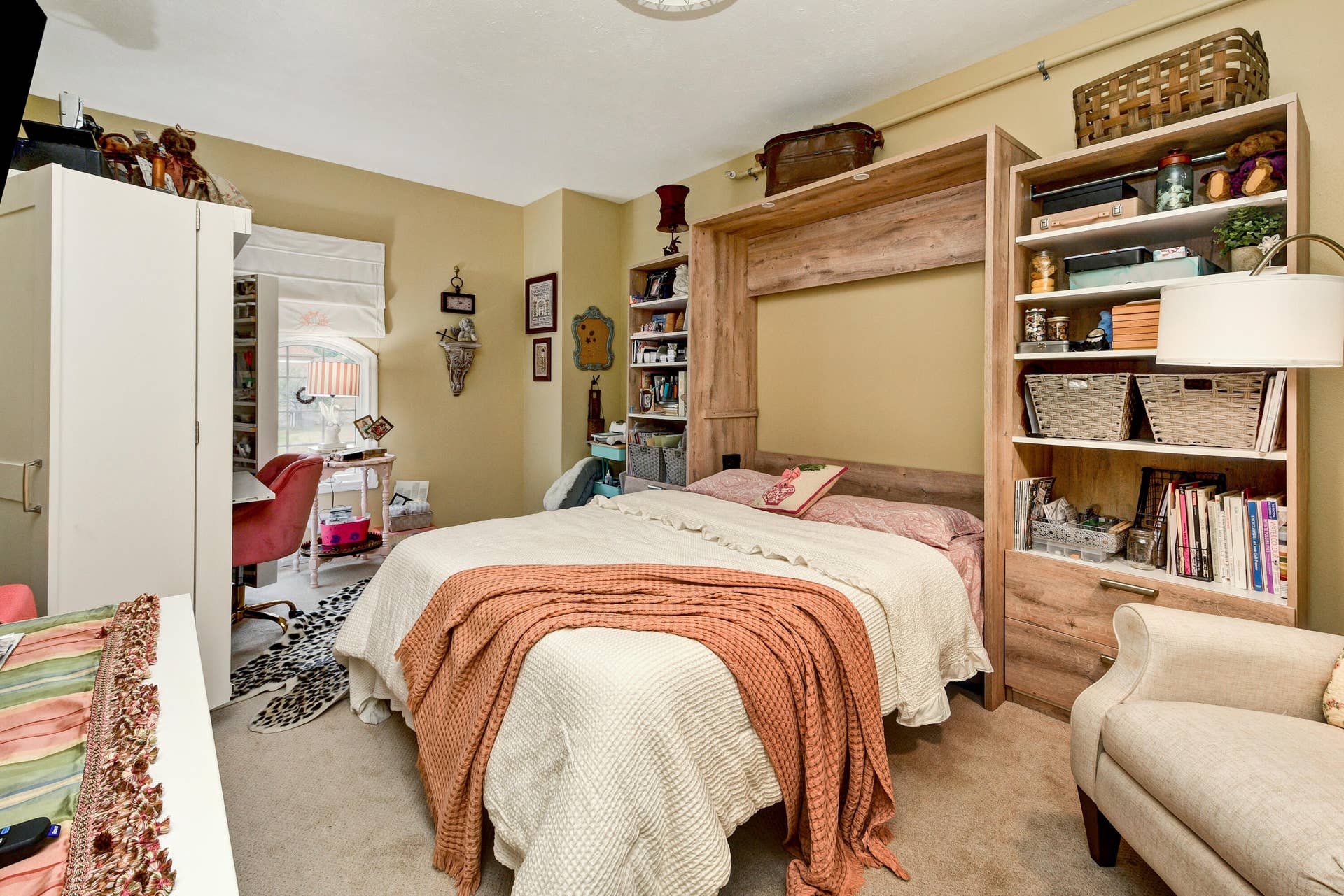 103 N Tuscany Hollister Built in Closet