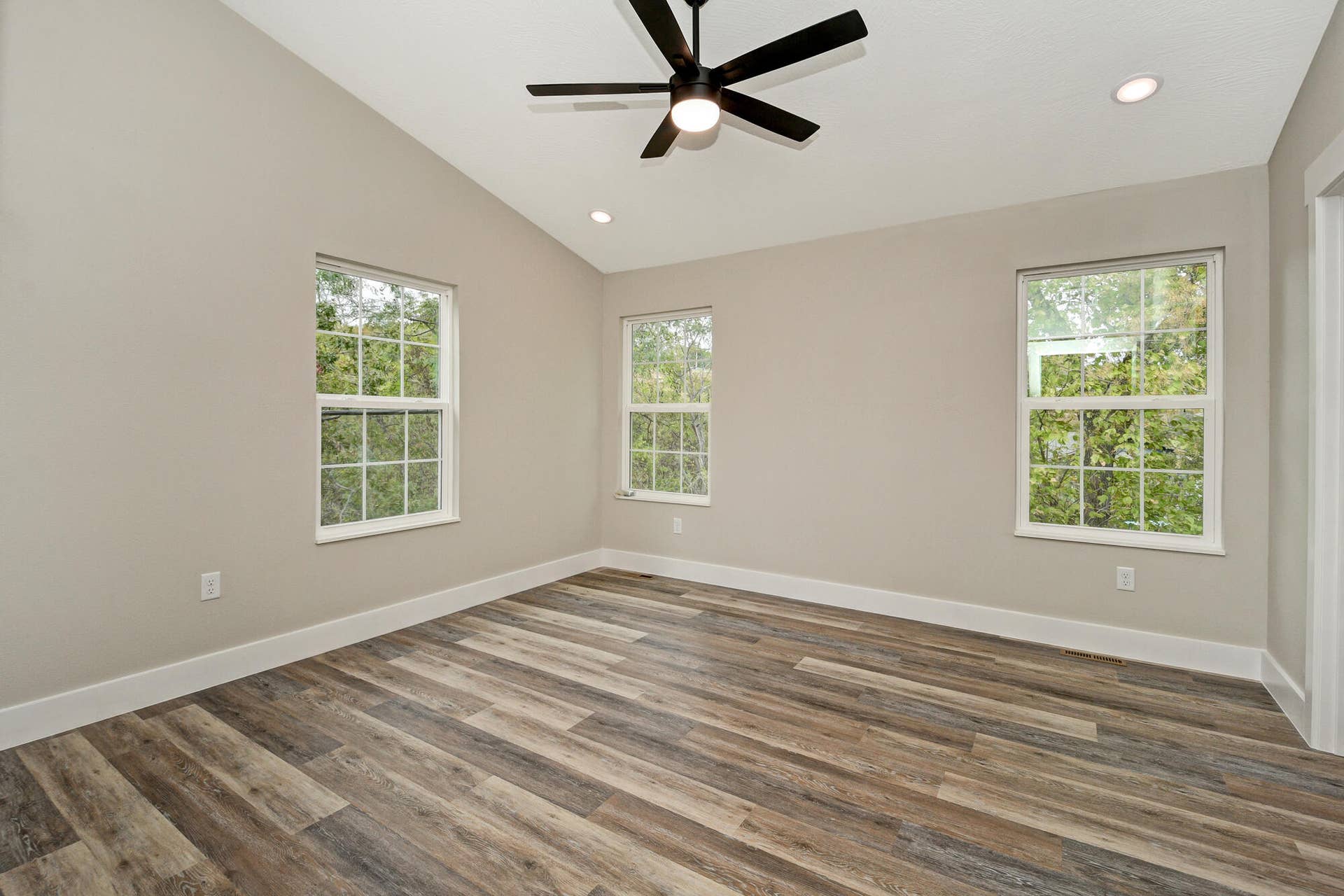 2791 Maple Street, Hollister, MO 65672 2791 Maple Primary Bedroom Windows