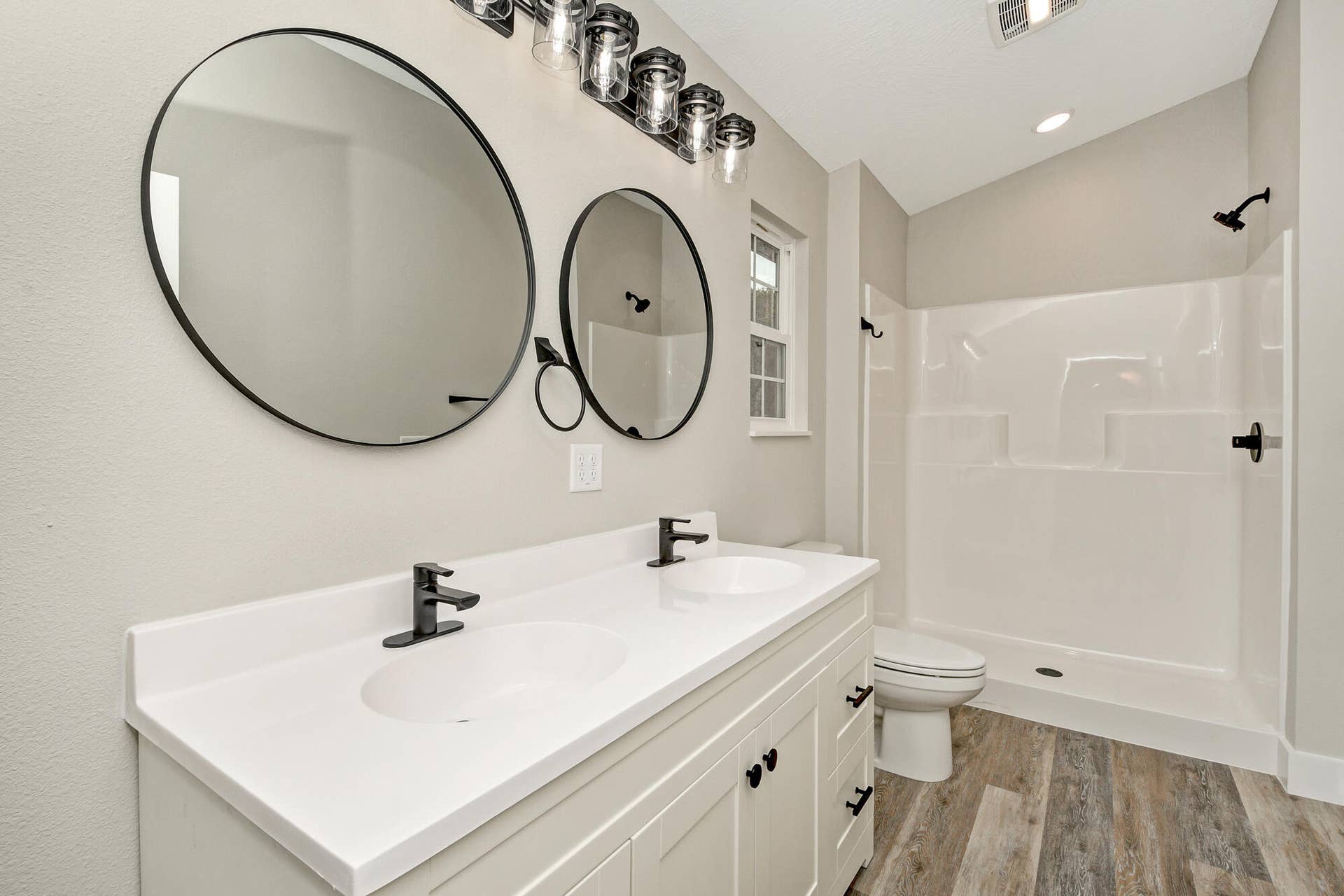 2791 Maple Street, Hollister, MO 65672 Primary Bathroom on Main