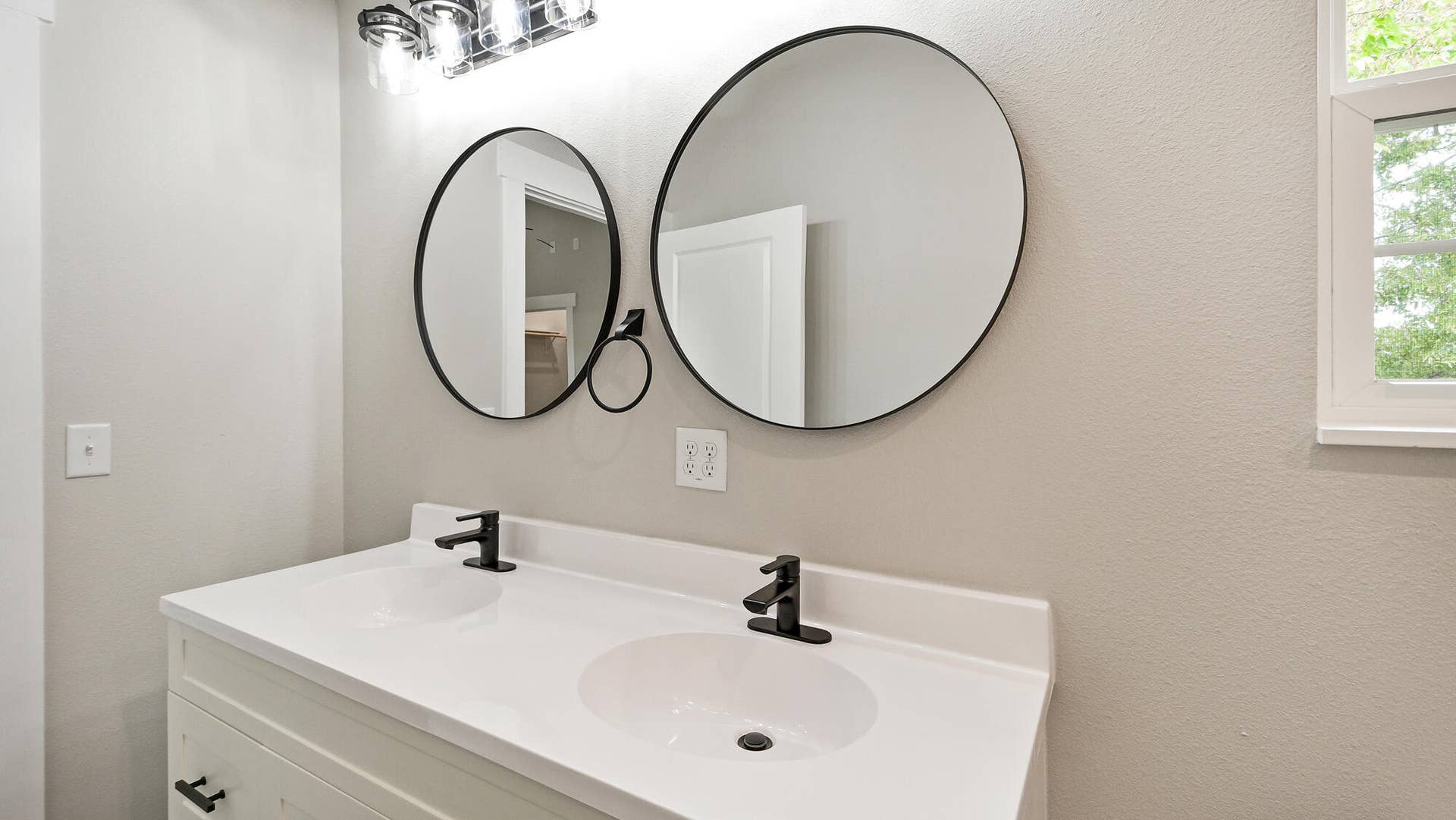 2791 Maple Street, Hollister, MO 65672 Dual Sinks