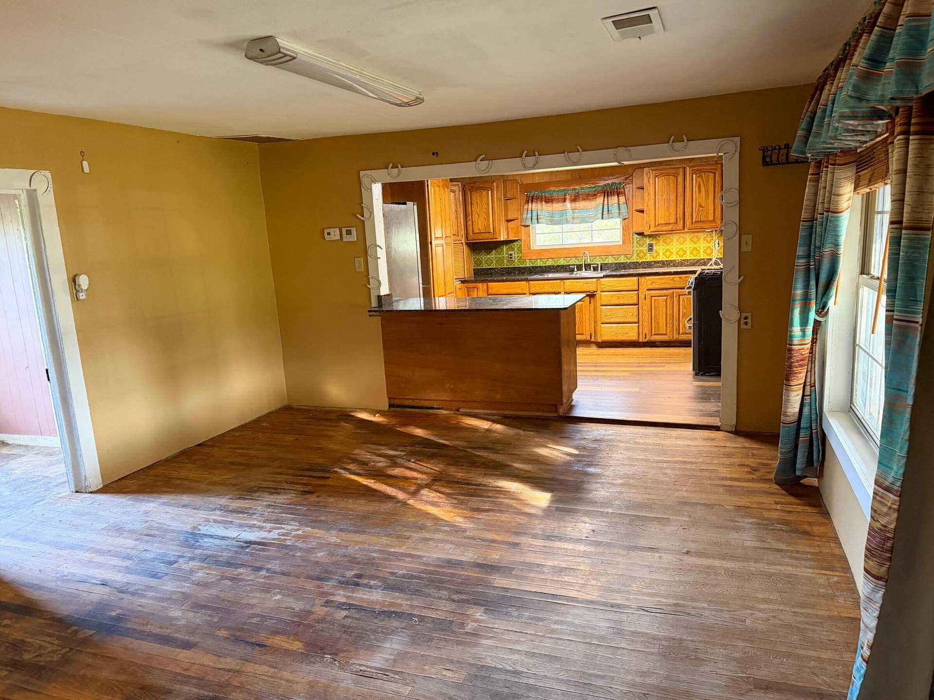 Dining to Kitchen