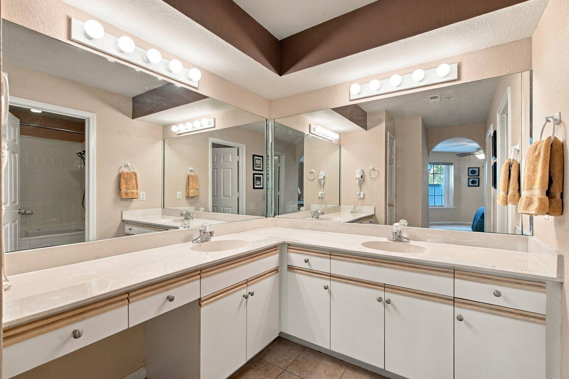 130 W Rockford Drive, #3, Branson, MO 65616 Spacious Master Bath