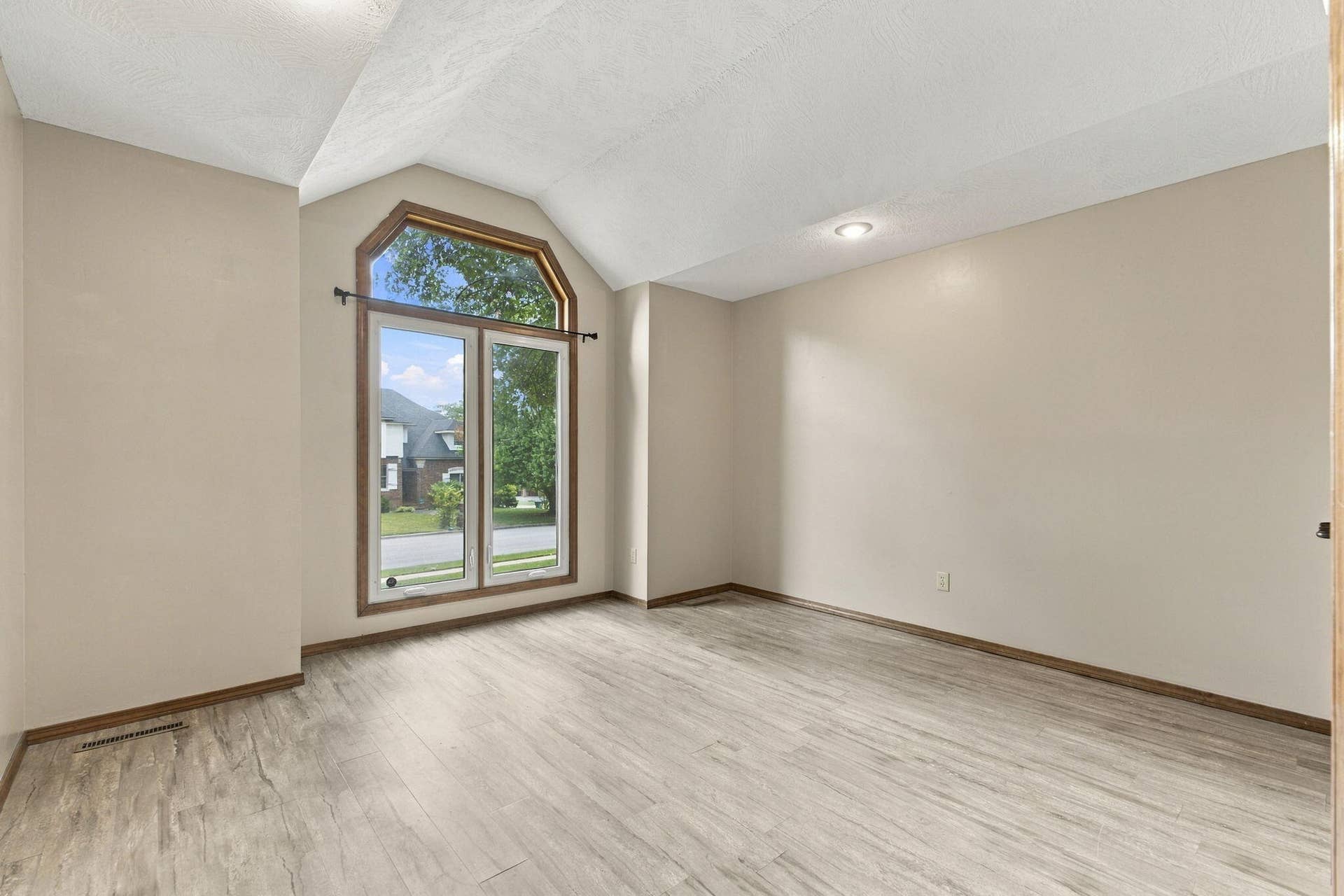 14-web-or-mls-20261002-20261002-DSC00107