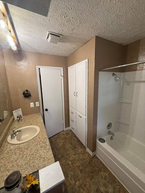 811 Richards Drive, Mountain Grove, MO 65711 MG298-HallbathMain