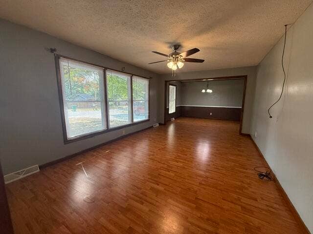 811 Richards Drive, Mountain Grove, MO 65711 MG298-LivingRm