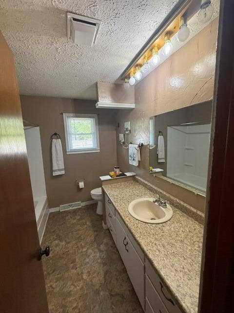 811 Richards Drive, Mountain Grove, MO 65711 MG298-Hallbath