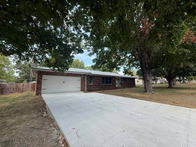 811 Richards Drive, Mountain Grove, MO 65711 MG298-driveway