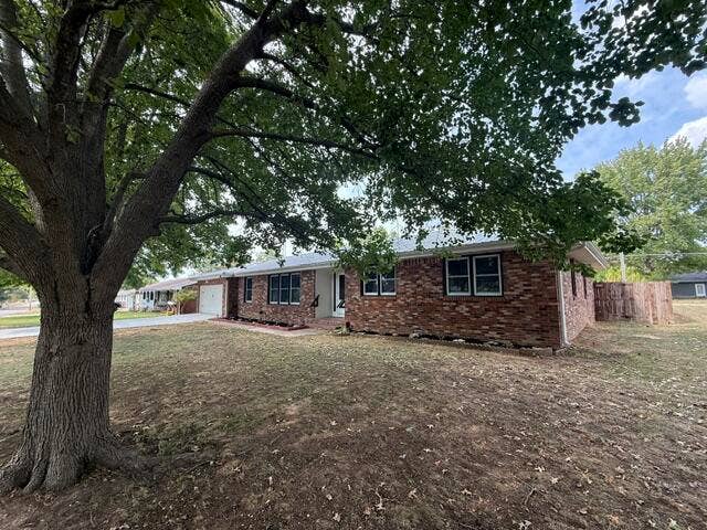 811 Richards Drive, Mountain Grove, MO 65711 MG298-Mainfront1