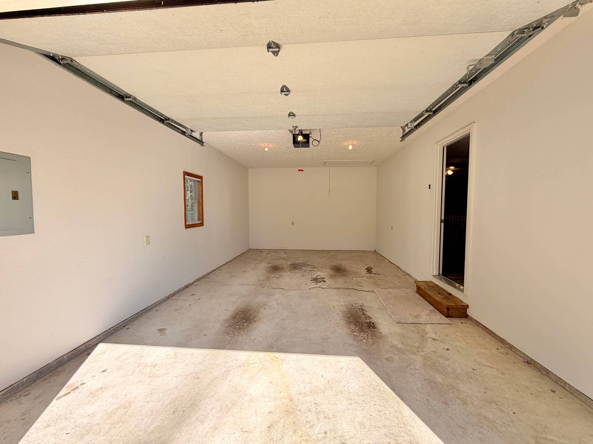 339 W Olive Street, Republic, MO 65738 1+ Car garage