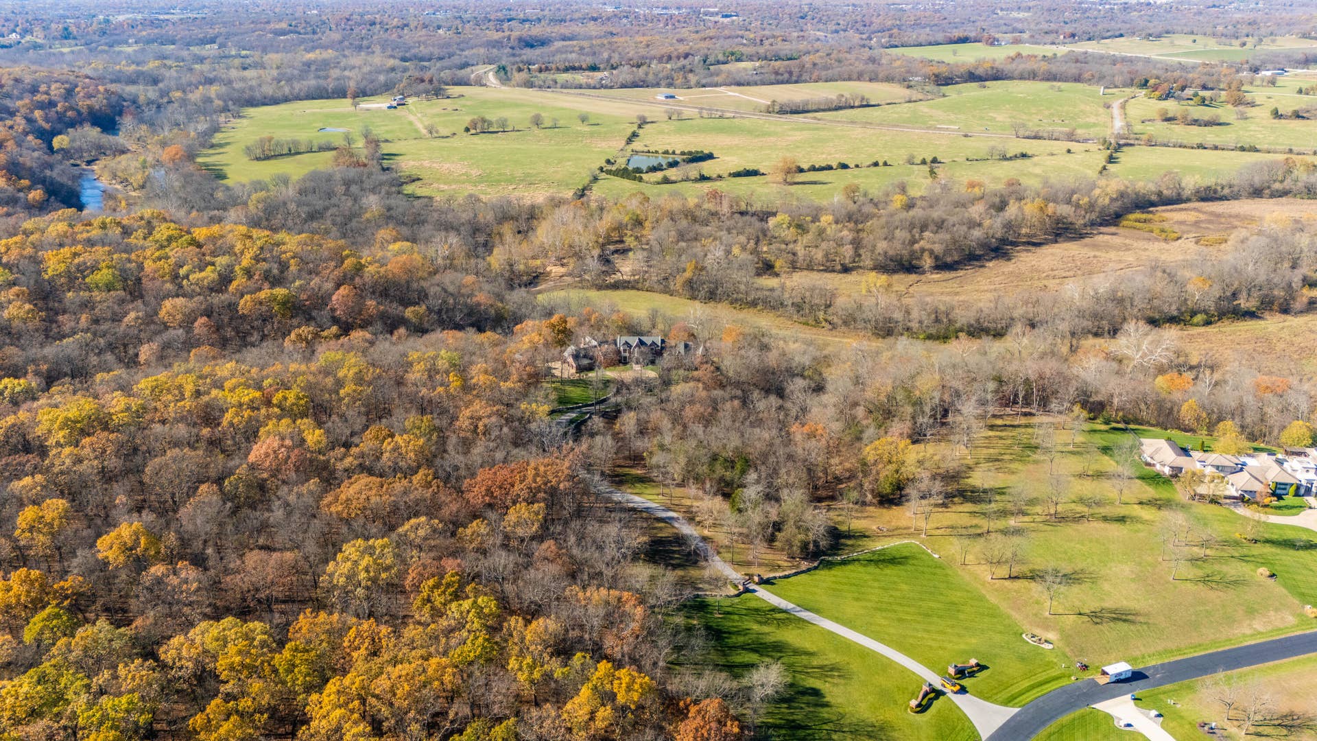 6052 E Summit View Drive, Springfield, MO 65809 DJI_20240602214140_0011_D
