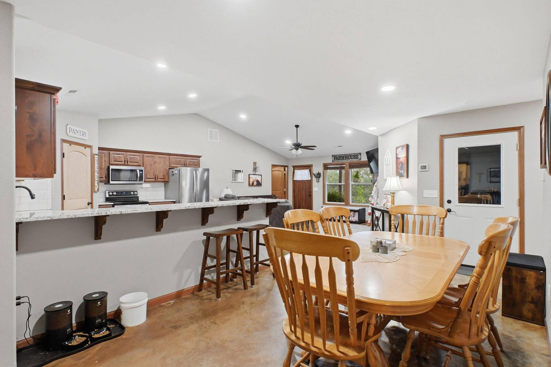 Breakfast bar & dining area