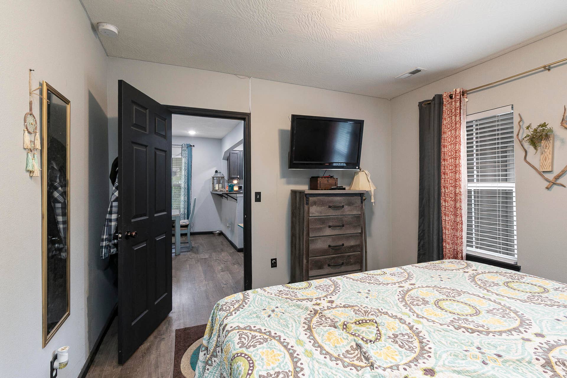 320 bedroom 1 pic 2