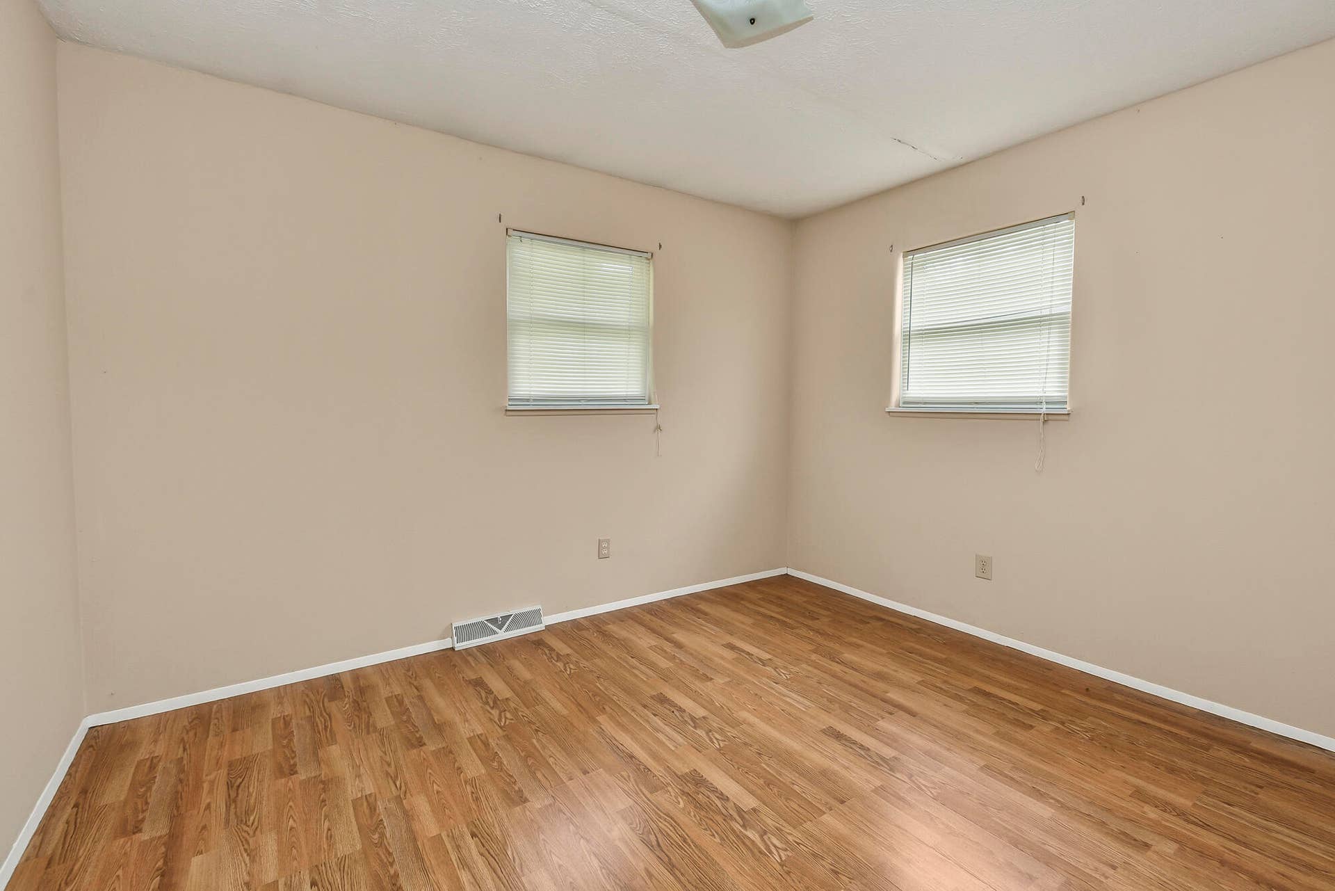 1261 W North Street, Springfield, MO 65803 23 (14)