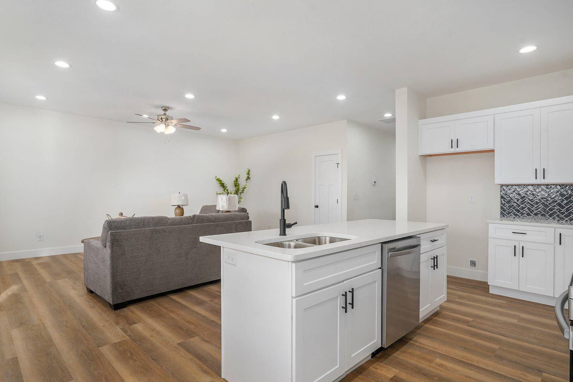 1003 W Jay St-15