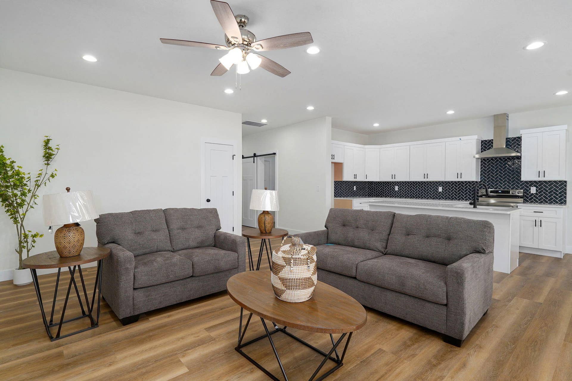 1003 W Jay St-9