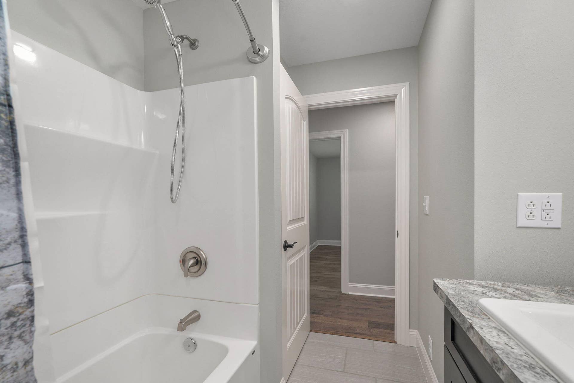 530 Oak Lane, Mt Vernon, MO 65712 Hall Bathroom