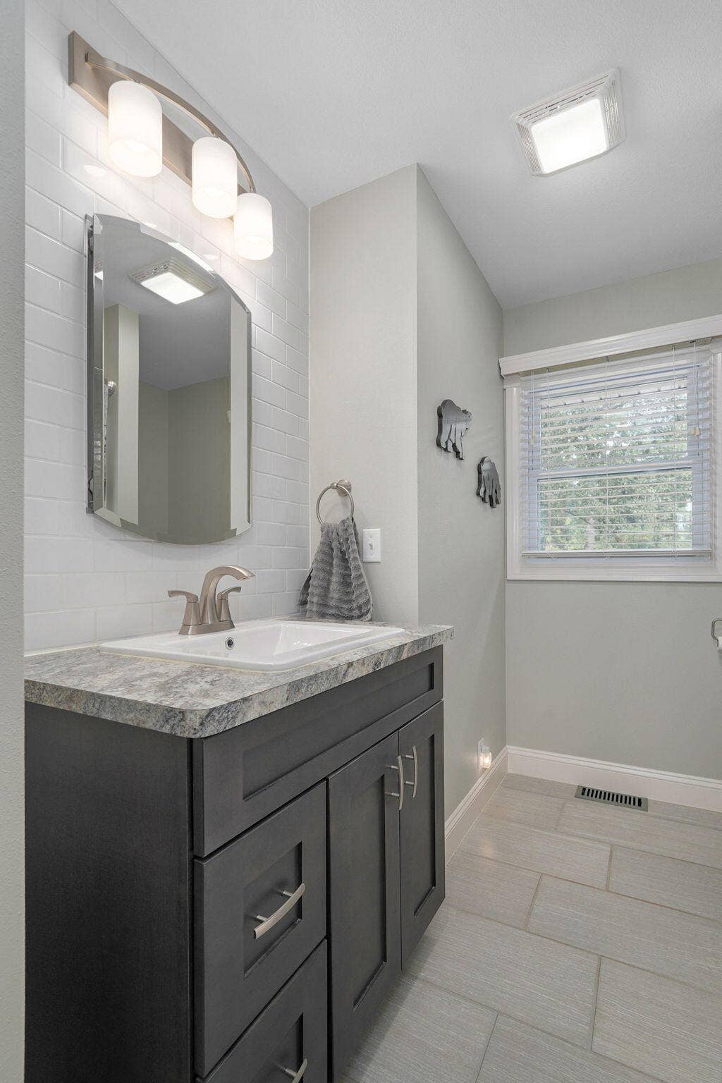 530 Oak Lane, Mt Vernon, MO 65712 Hall Bathroom