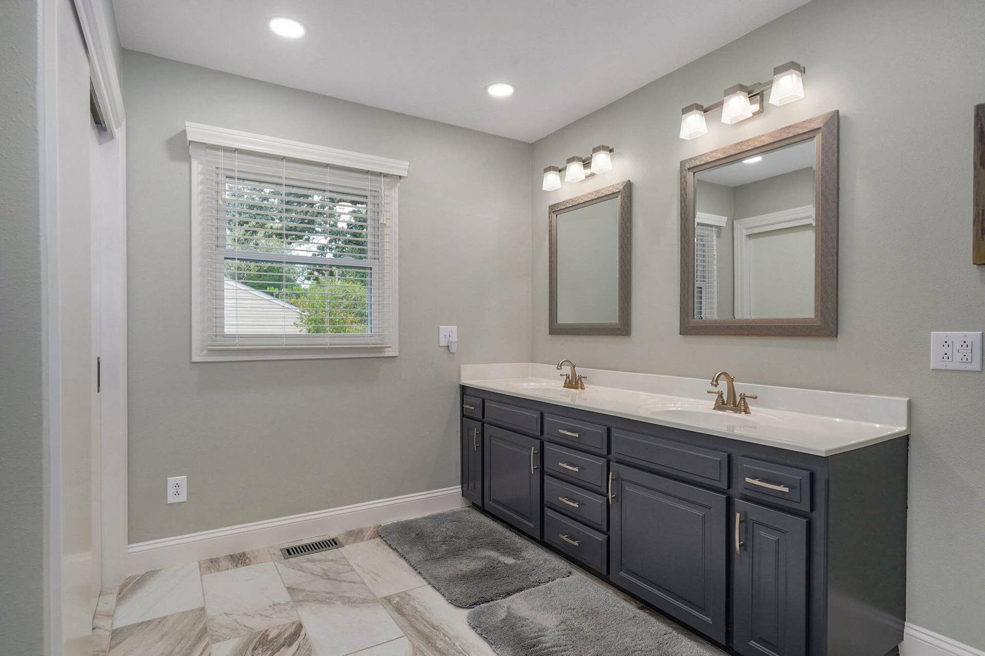530 Oak Lane, Mt Vernon, MO 65712 Primary Bathroom
