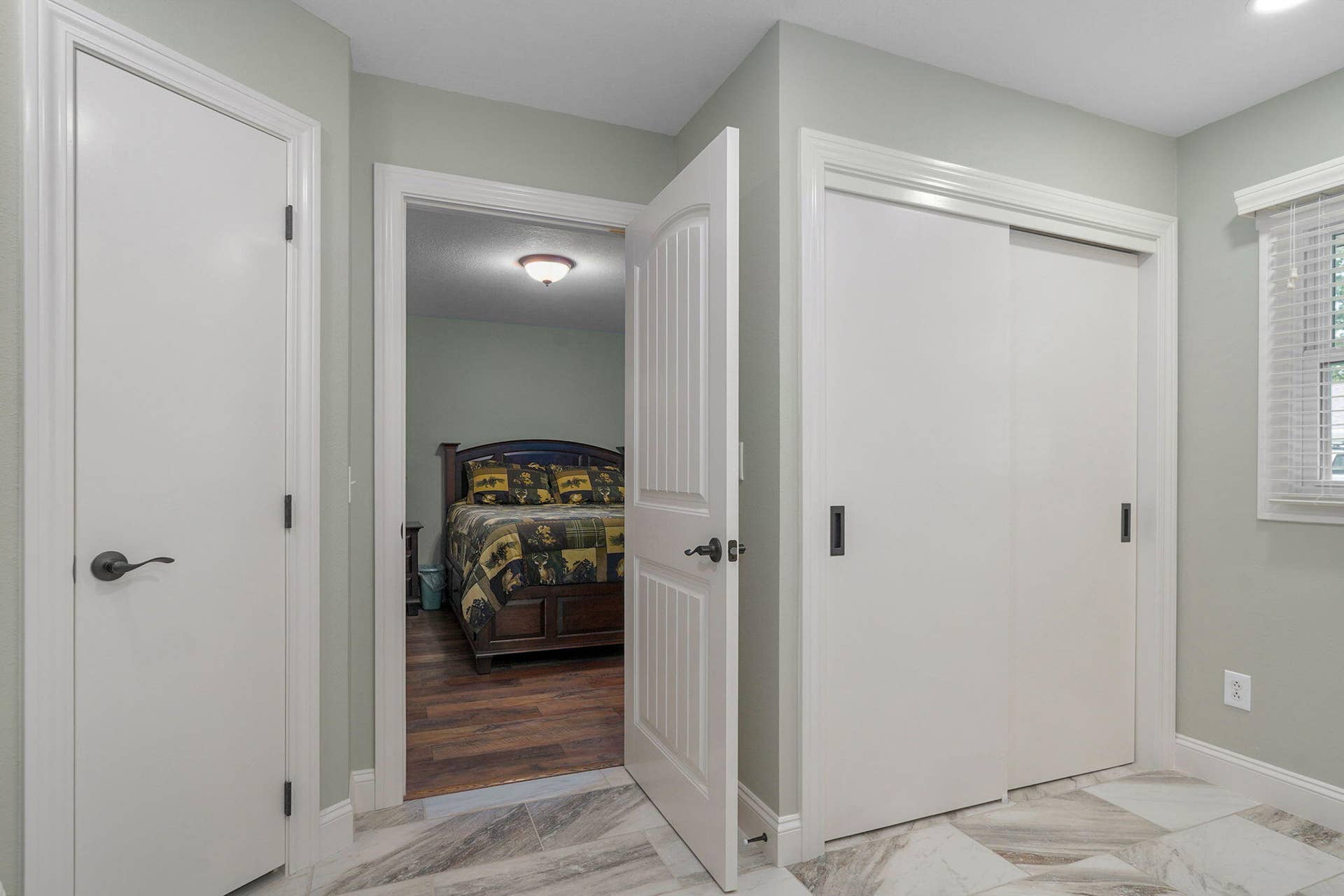 530 Oak Lane, Mt Vernon, MO 65712 2 Primary Closets 1 walk-in