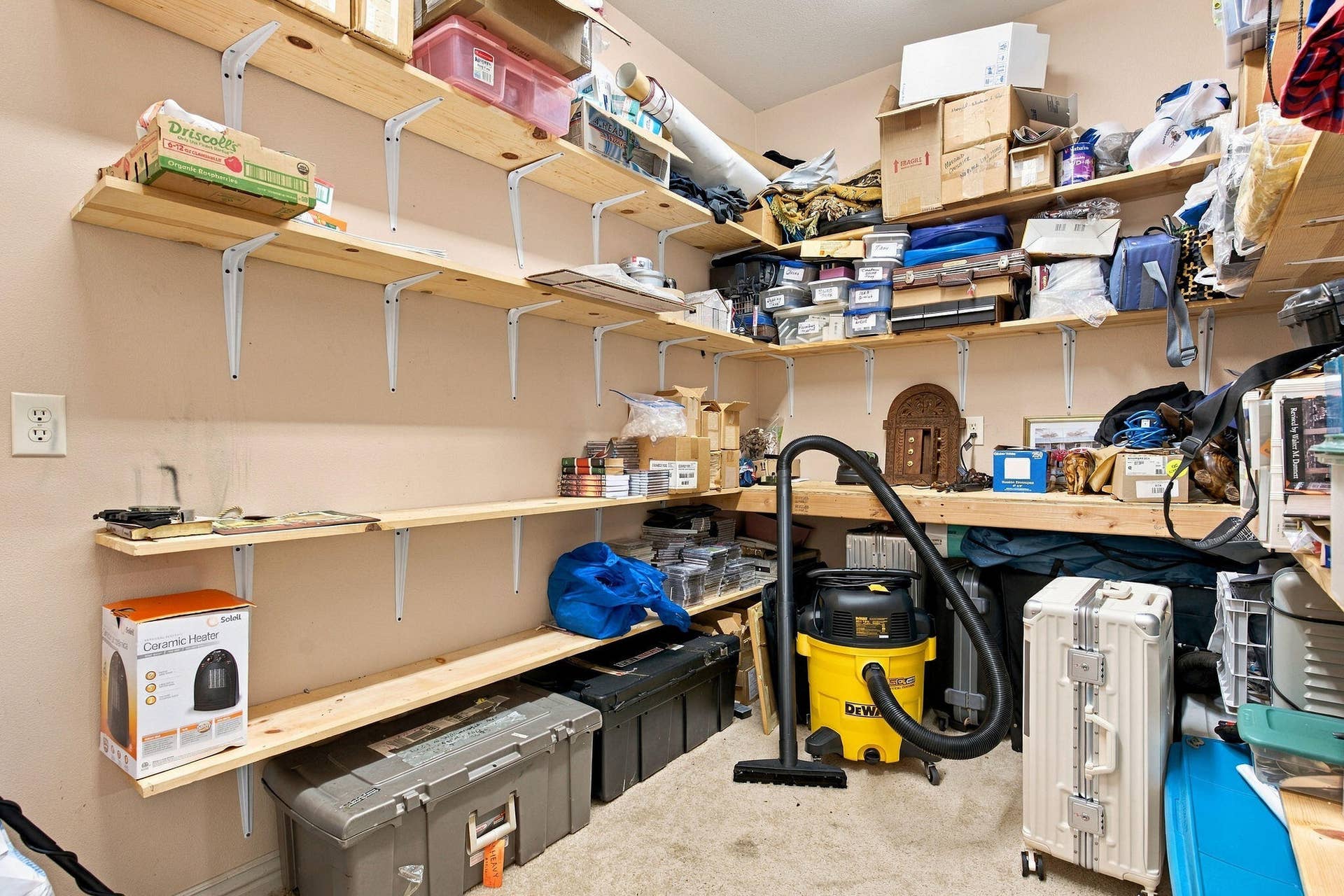 11.6 x 7.4 ft Garage Storage Room