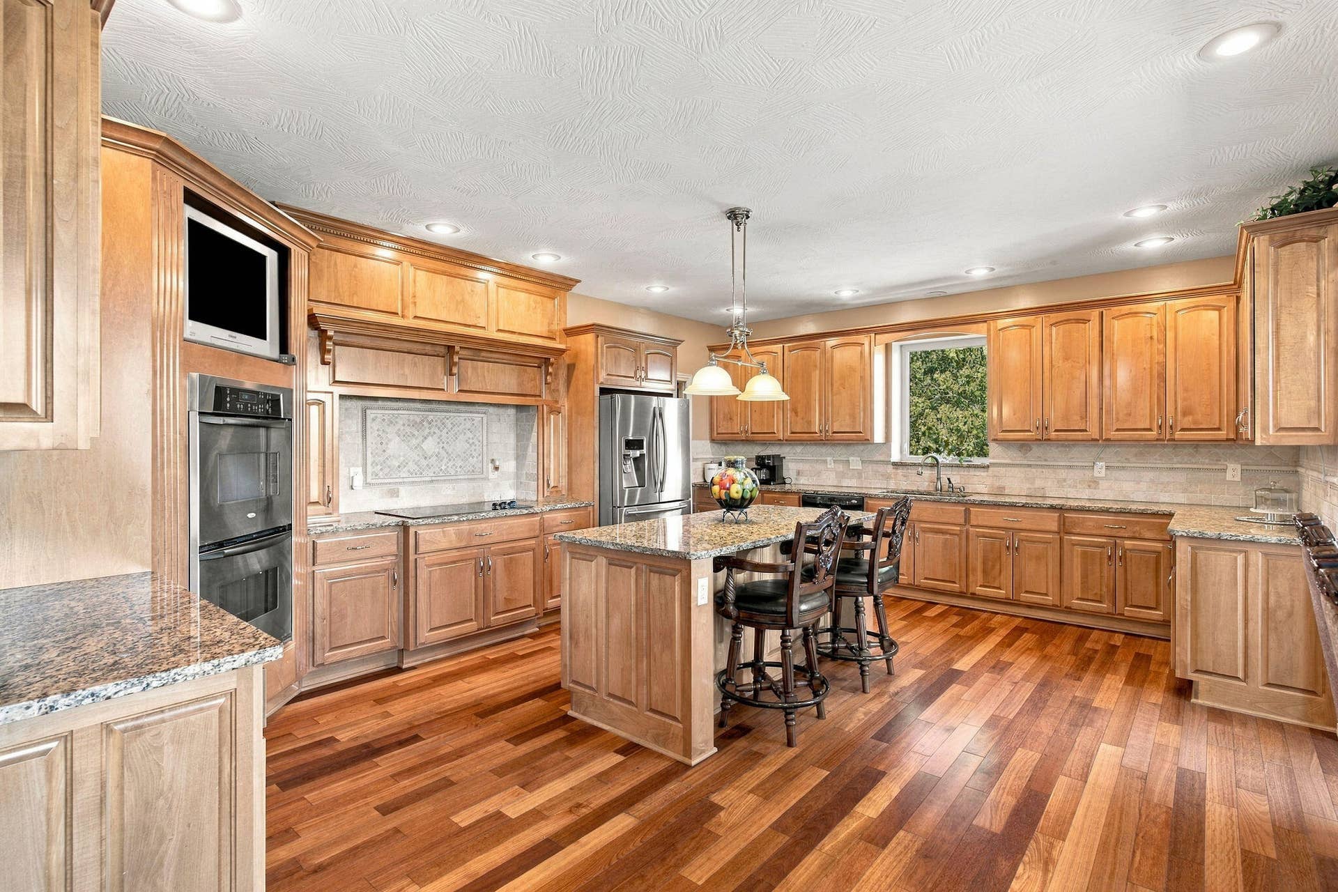 Kitchen w/ Island