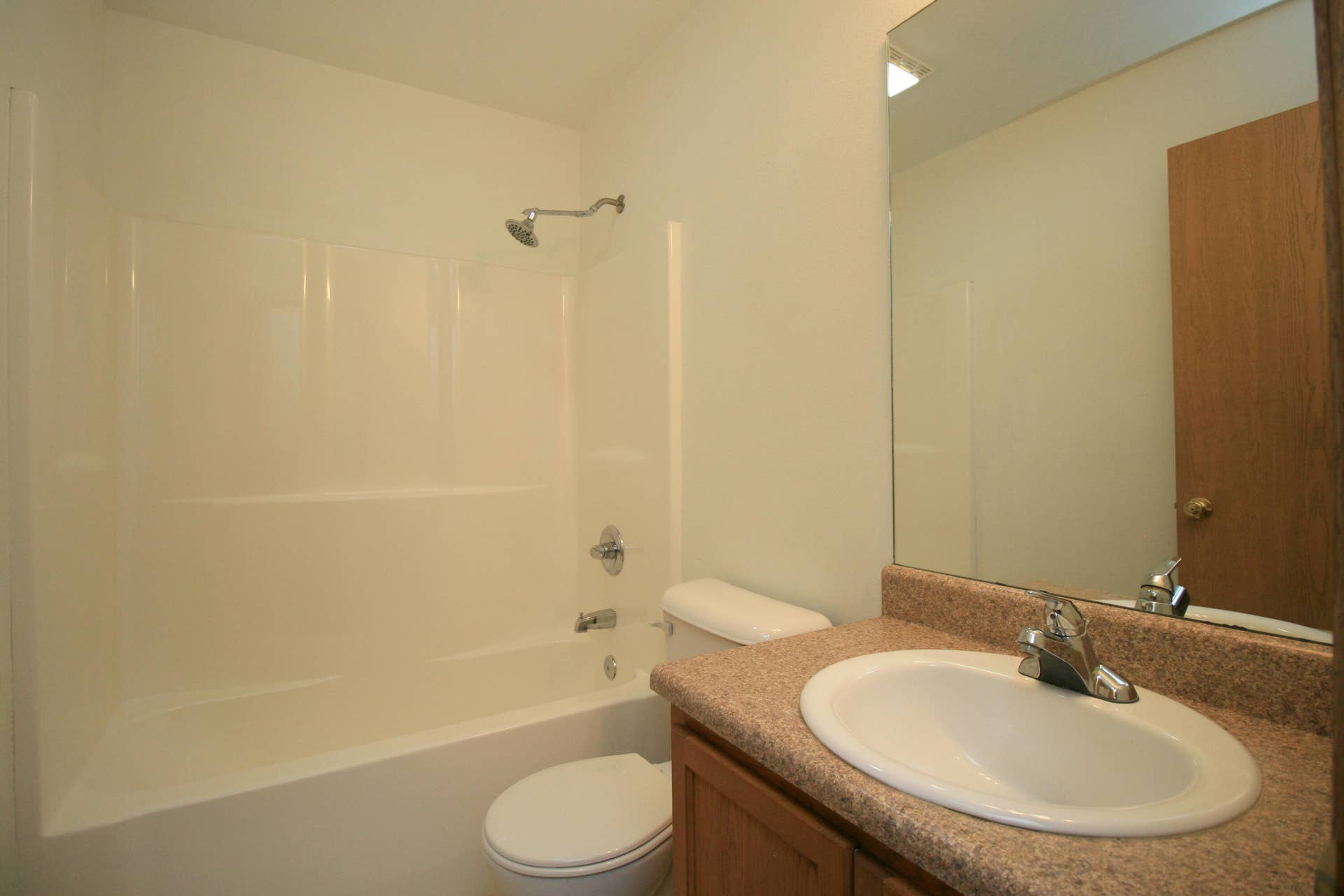 4040 Poplar Road, Merriam Woods, MO 65740 hall bathroom