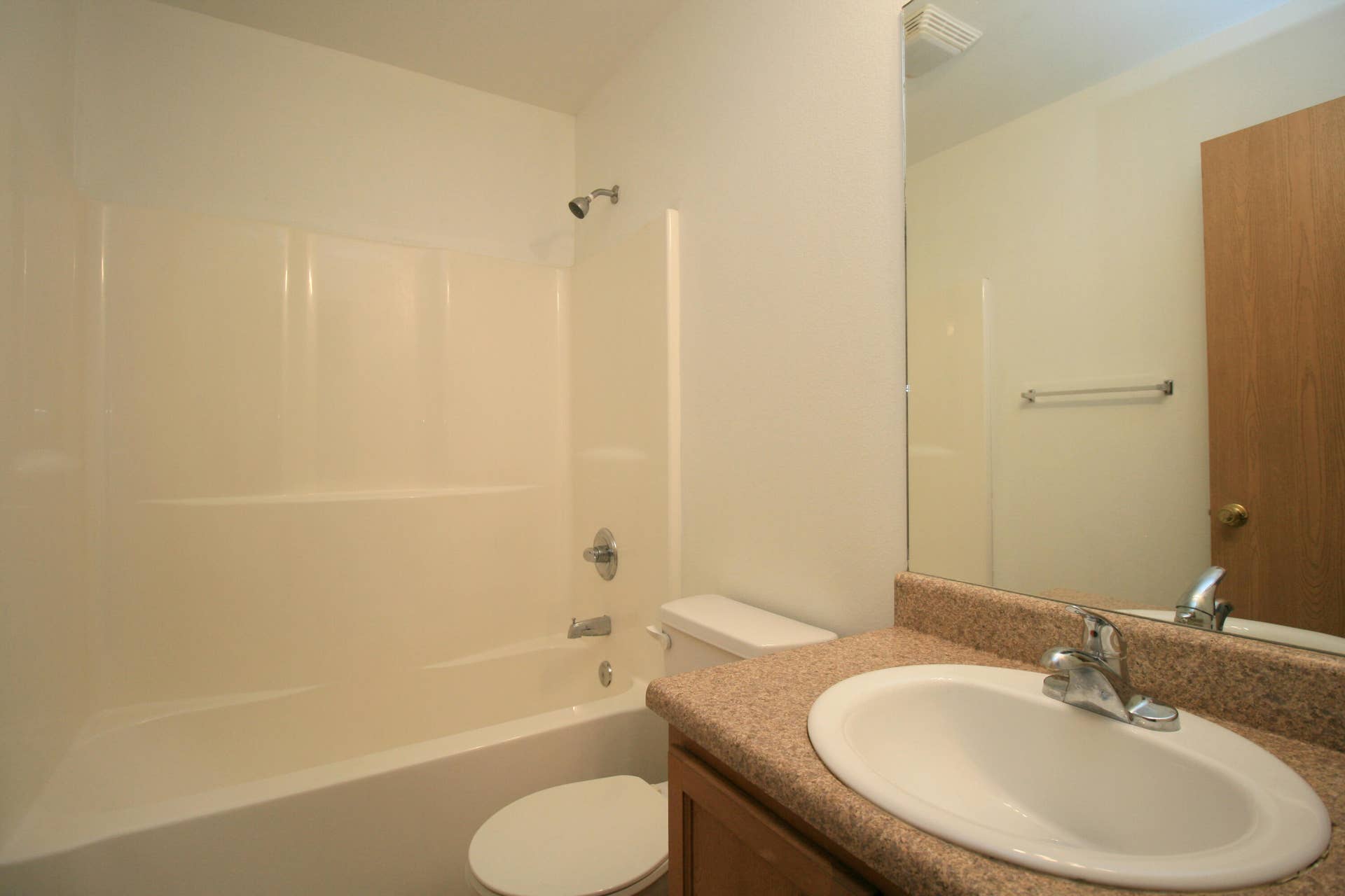 4040 Poplar Road, Merriam Woods, MO 65740 second bathroom