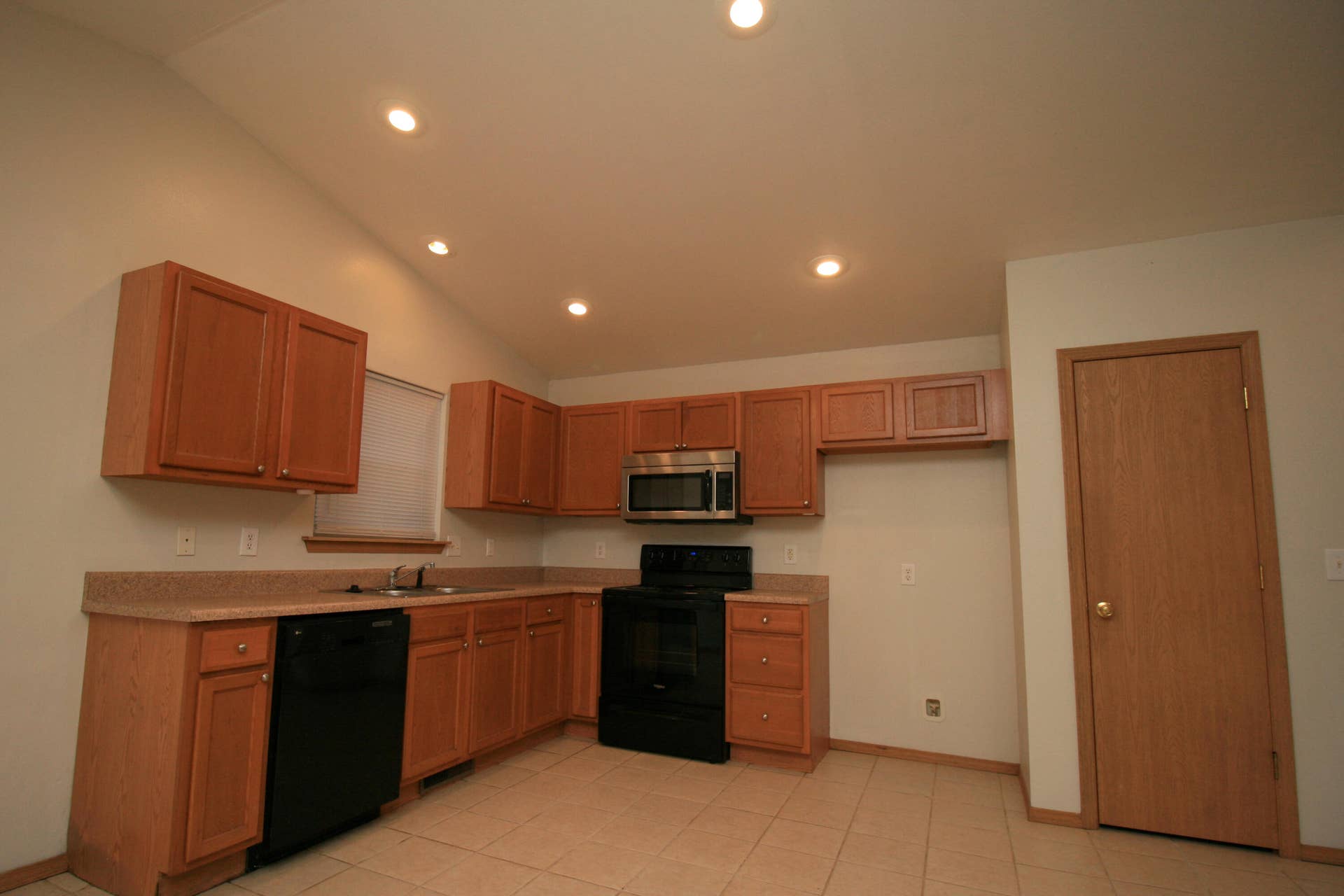 4040 Poplar Road, Merriam Woods, MO 65740 kitchen view