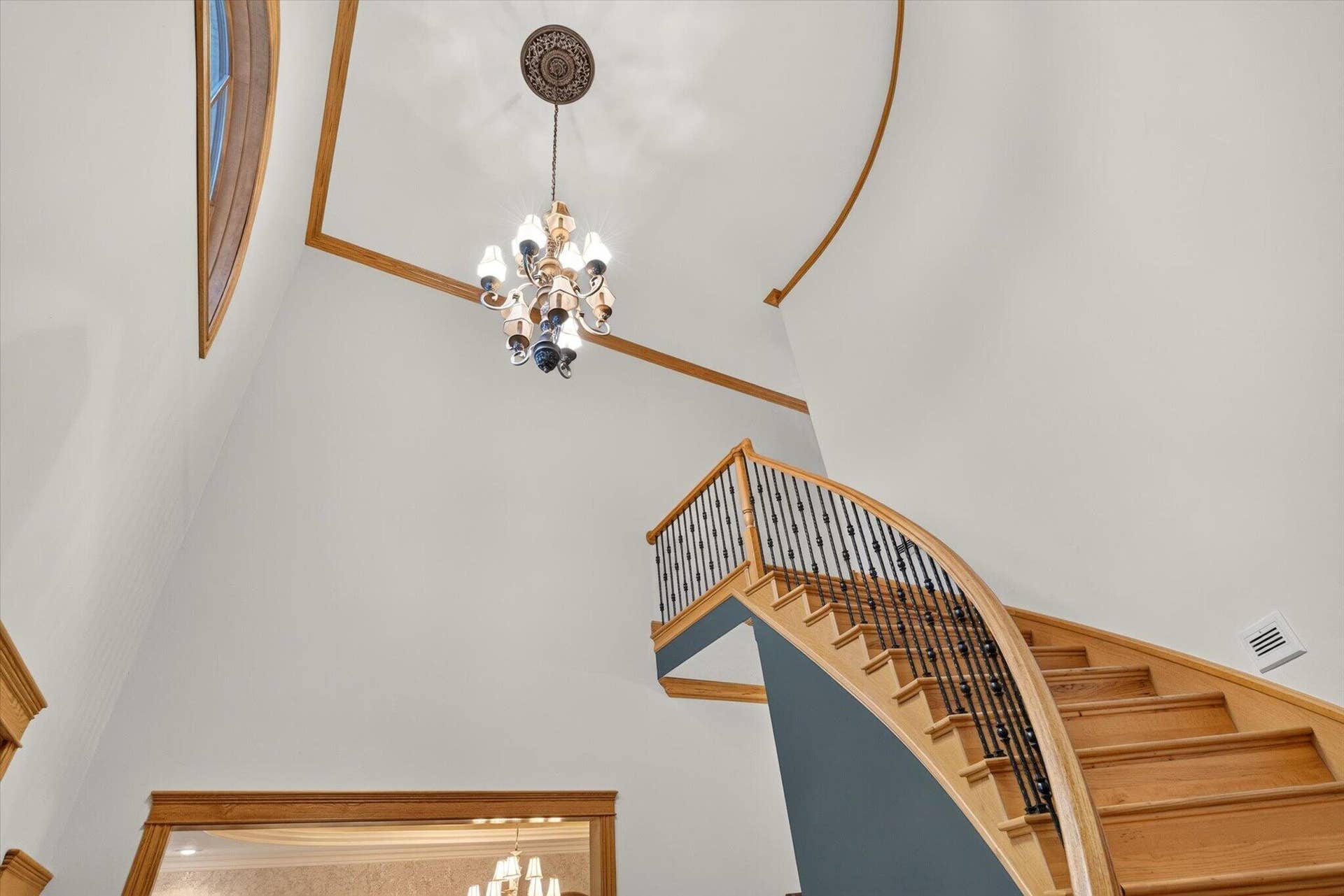 6279 N Farm Road 215, Strafford, MO 65757 010-Staircase