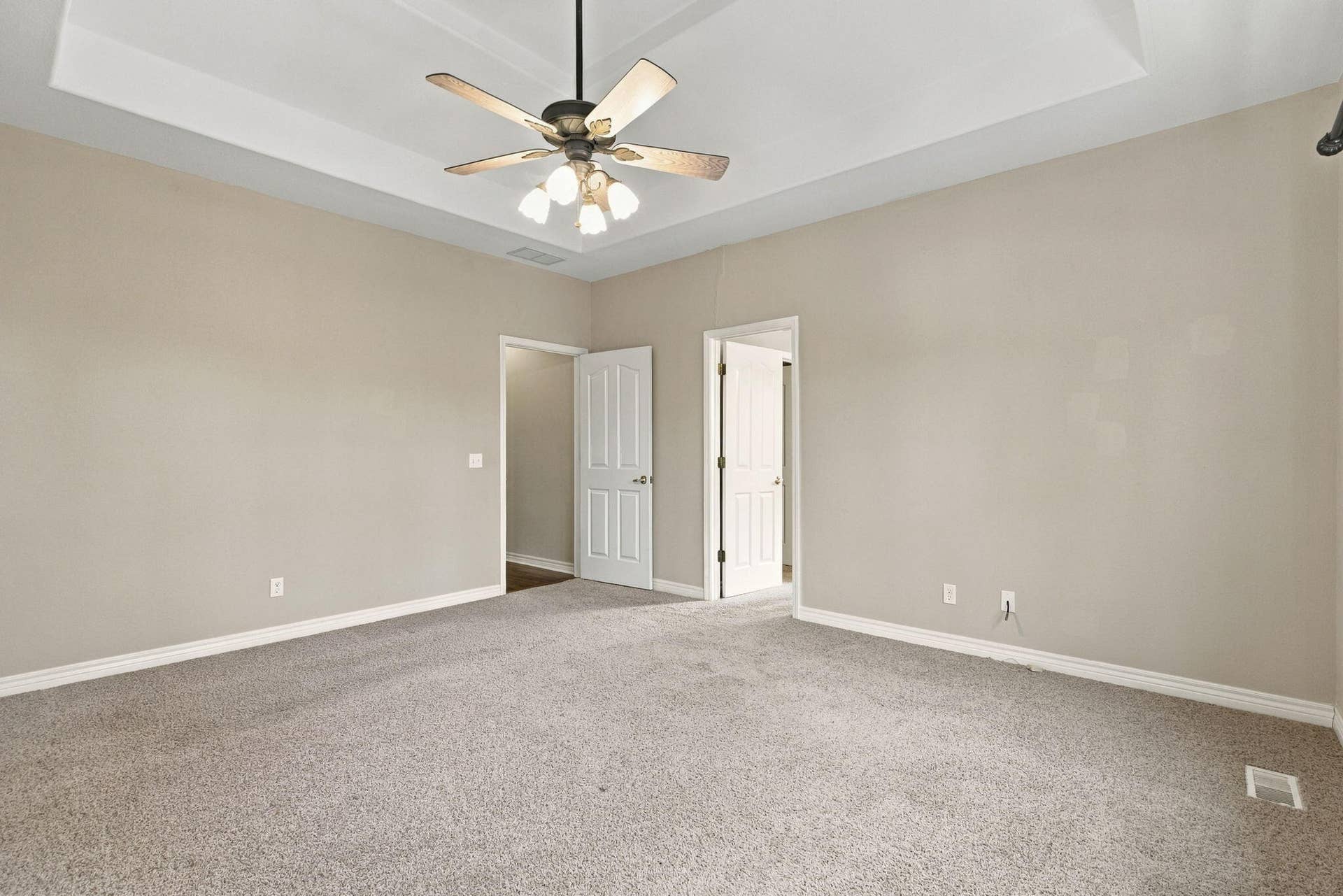 24 Lands End, Kimberling City, MO 65686 Primary suite