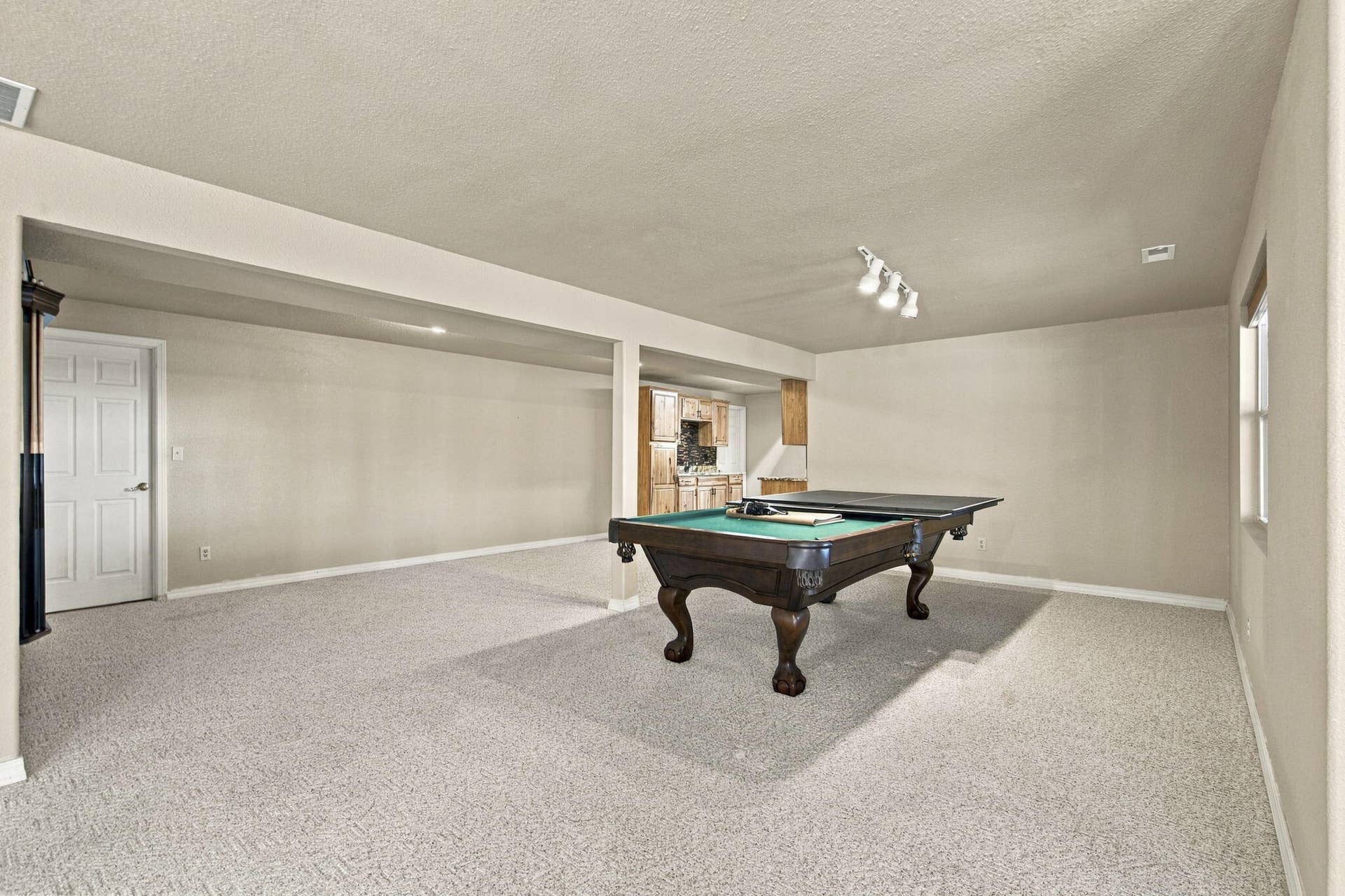 24 Lands End, Kimberling City, MO 65686 Pool table stays!