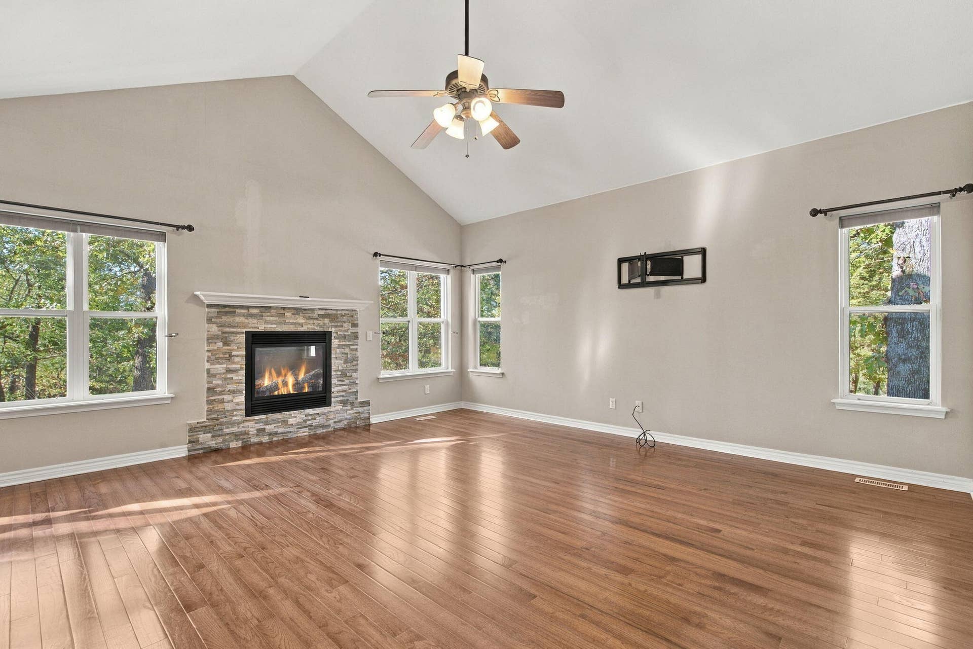 24 Lands End, Kimberling City, MO 65686 Cozy up here!