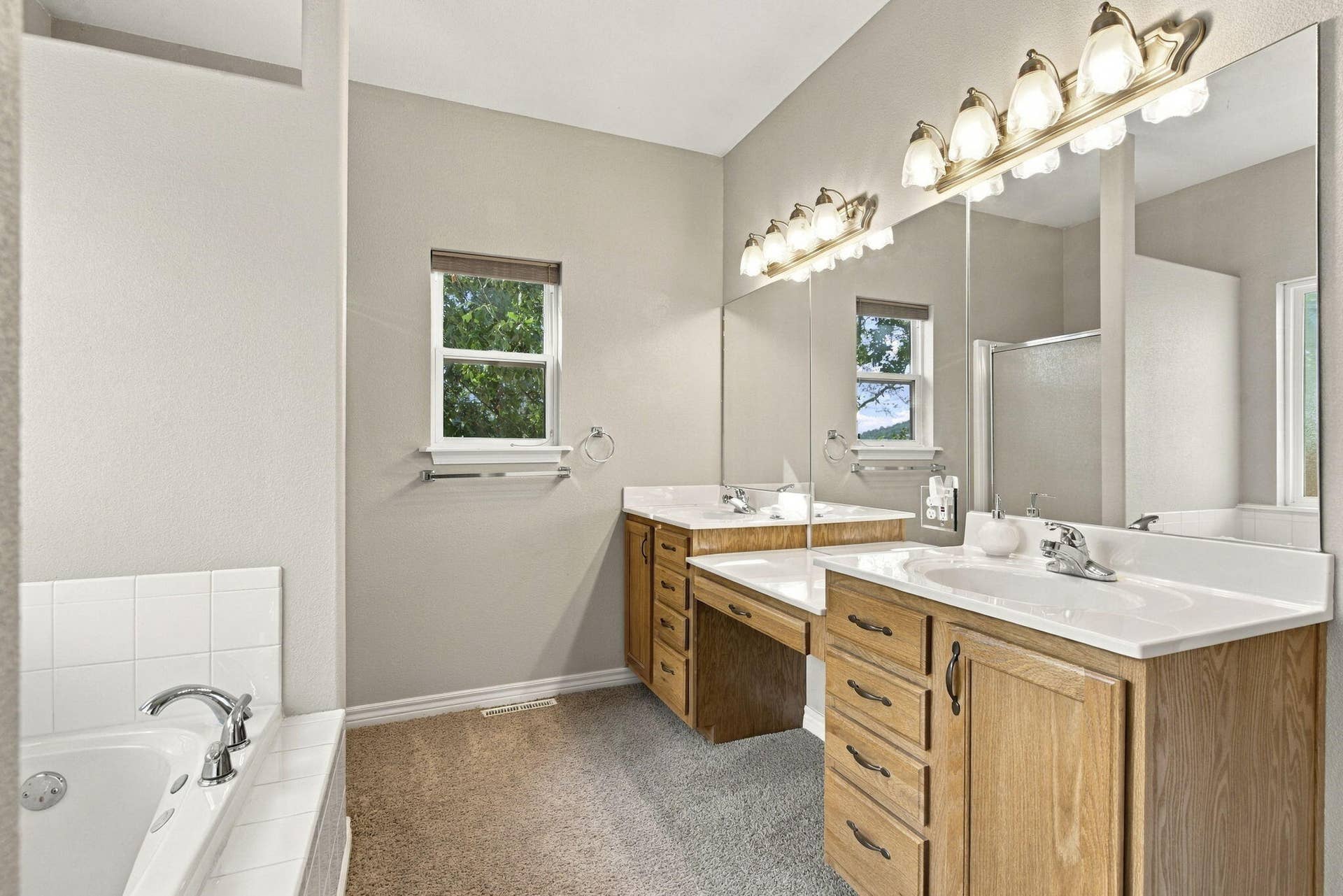24 Lands End, Kimberling City, MO 65686 Primary bath