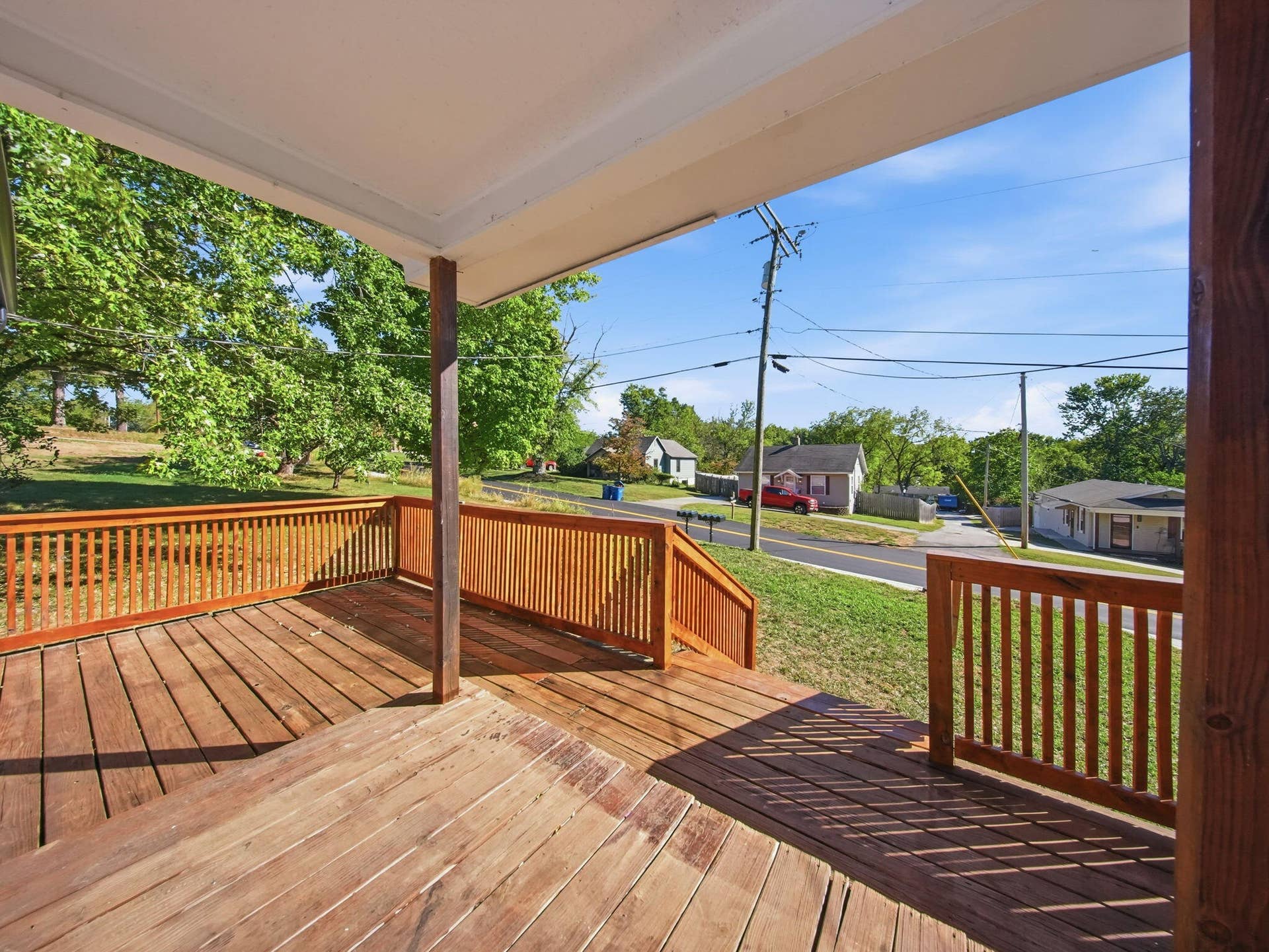 7-web-or-mls-05 - Front Porch - Street V