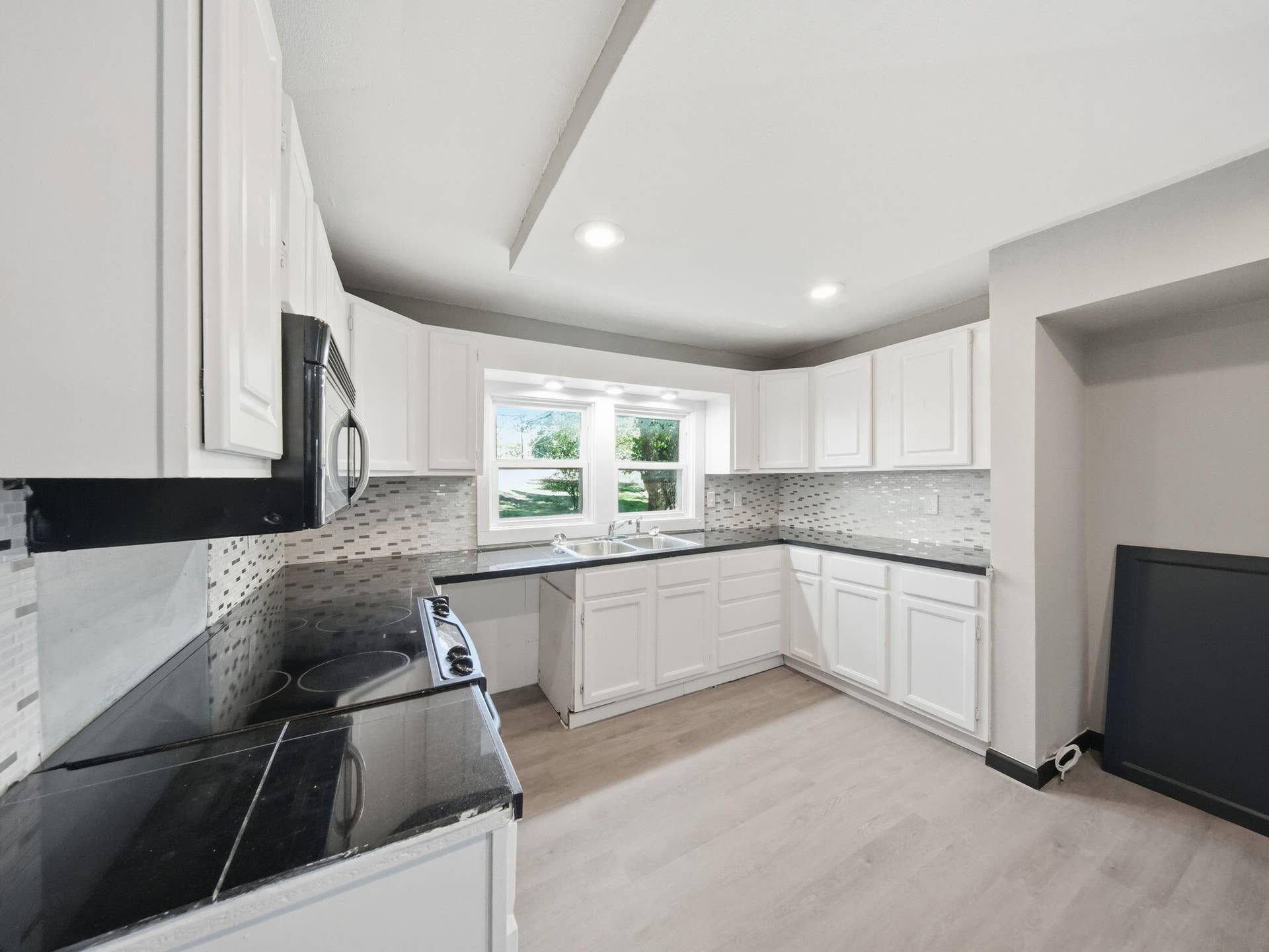 17-web-or-mls-13 - Kitchen - Cabinet and