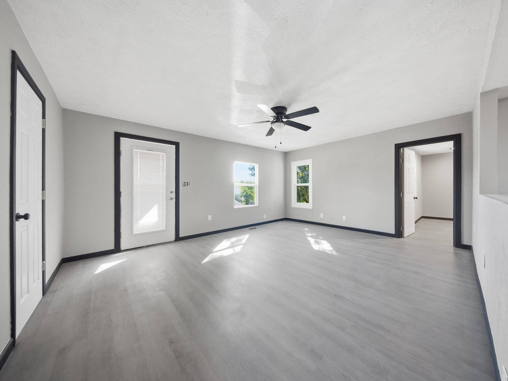 11-web-or-mls-09 - Living Room - Entry V