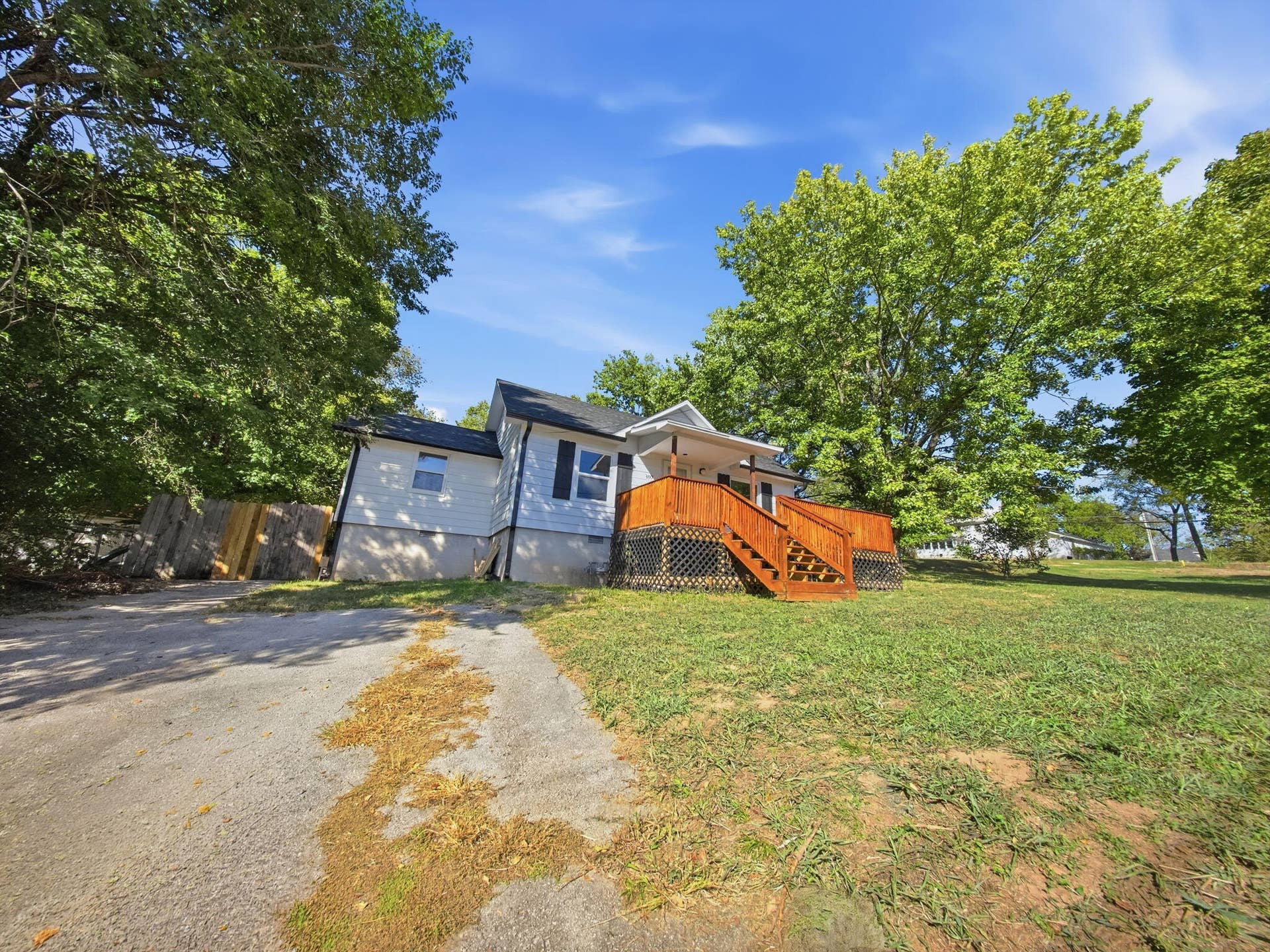 4-web-or-mls-02 - Front Exterior - Drive