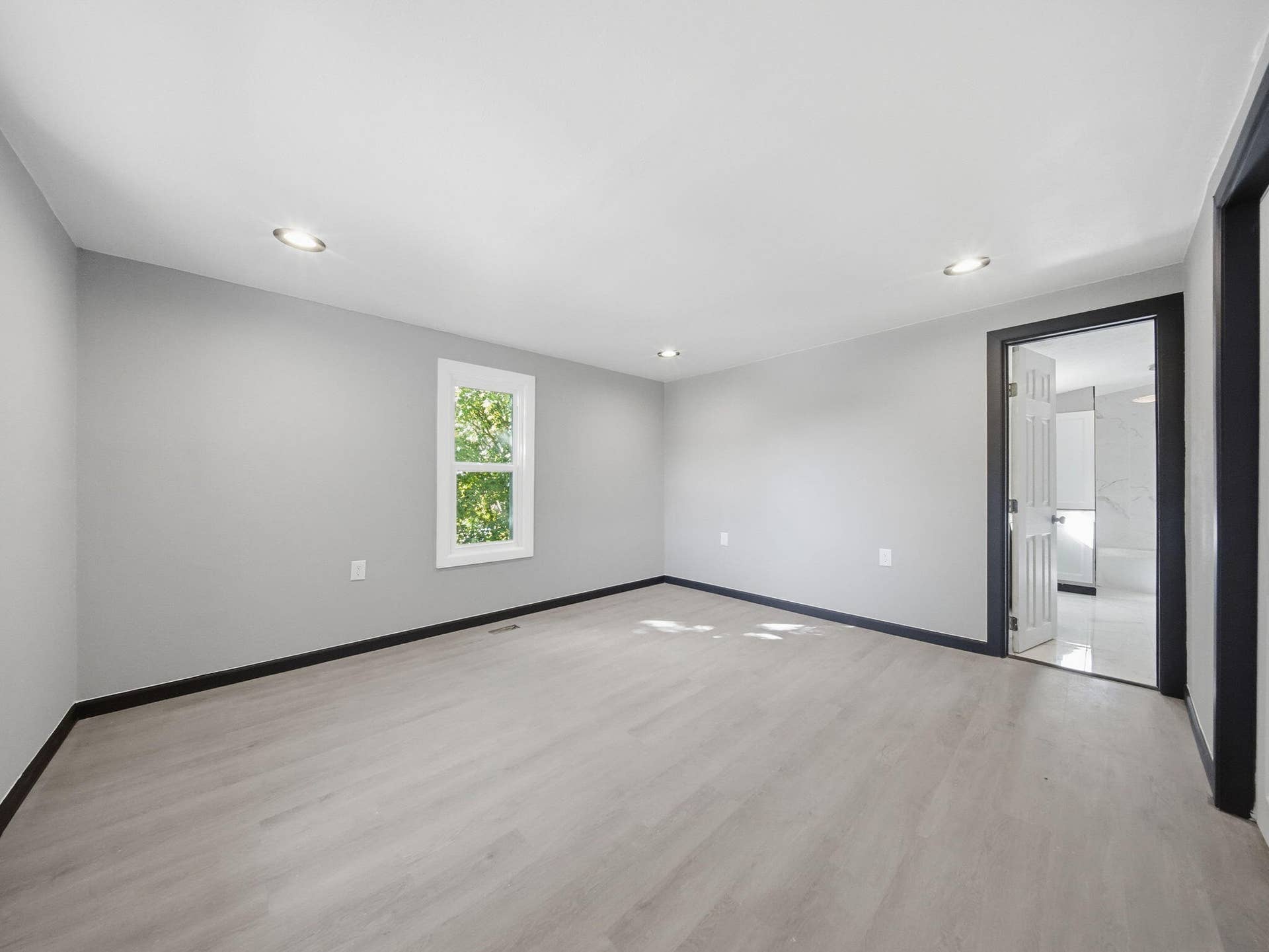 21-web-or-mls-16 - Primary Bedroom - Bat
