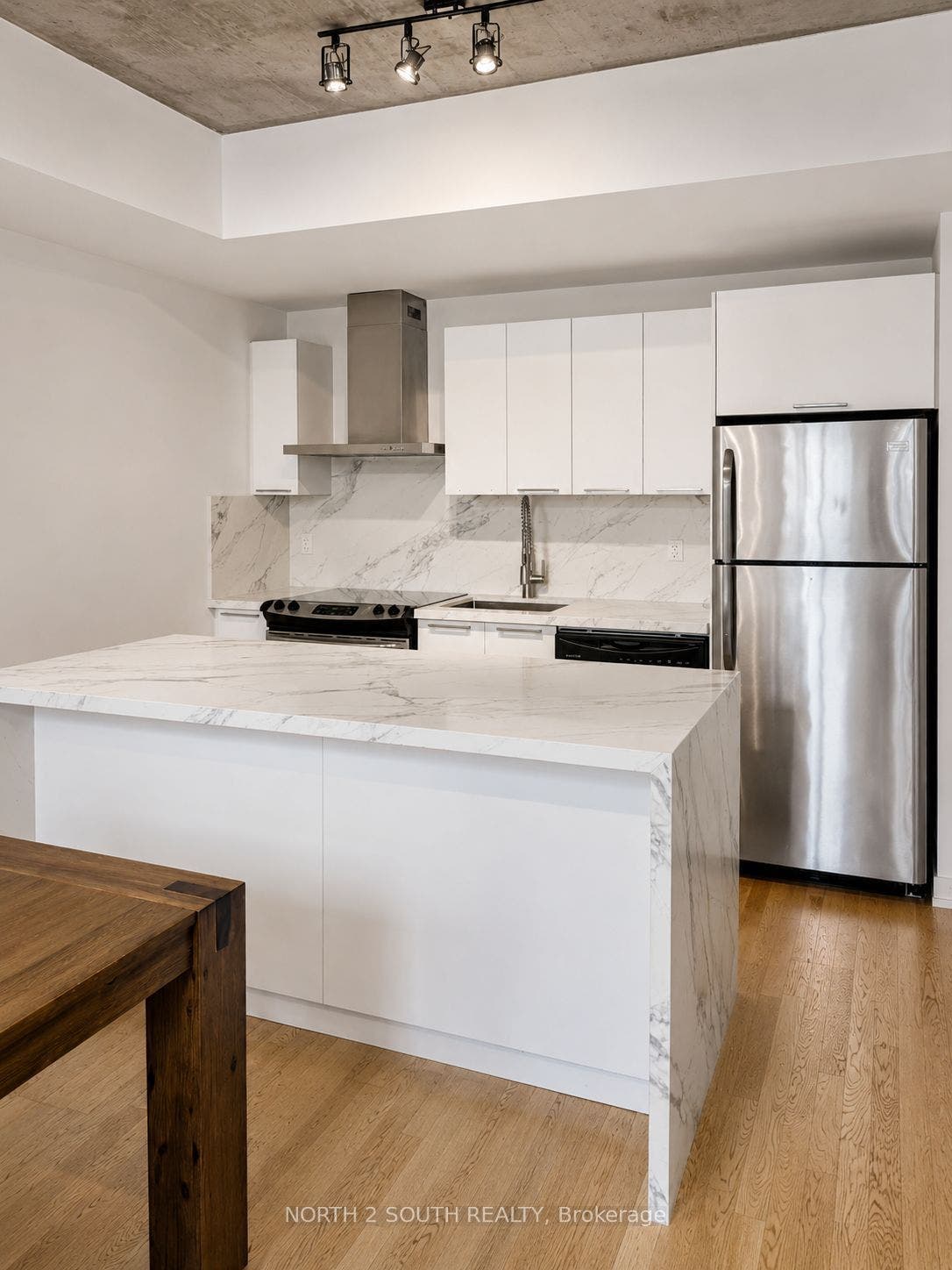 95 Bathurst Street, #225, Toronto C, Toronto ON M5V 0H7 Brand new kitchen